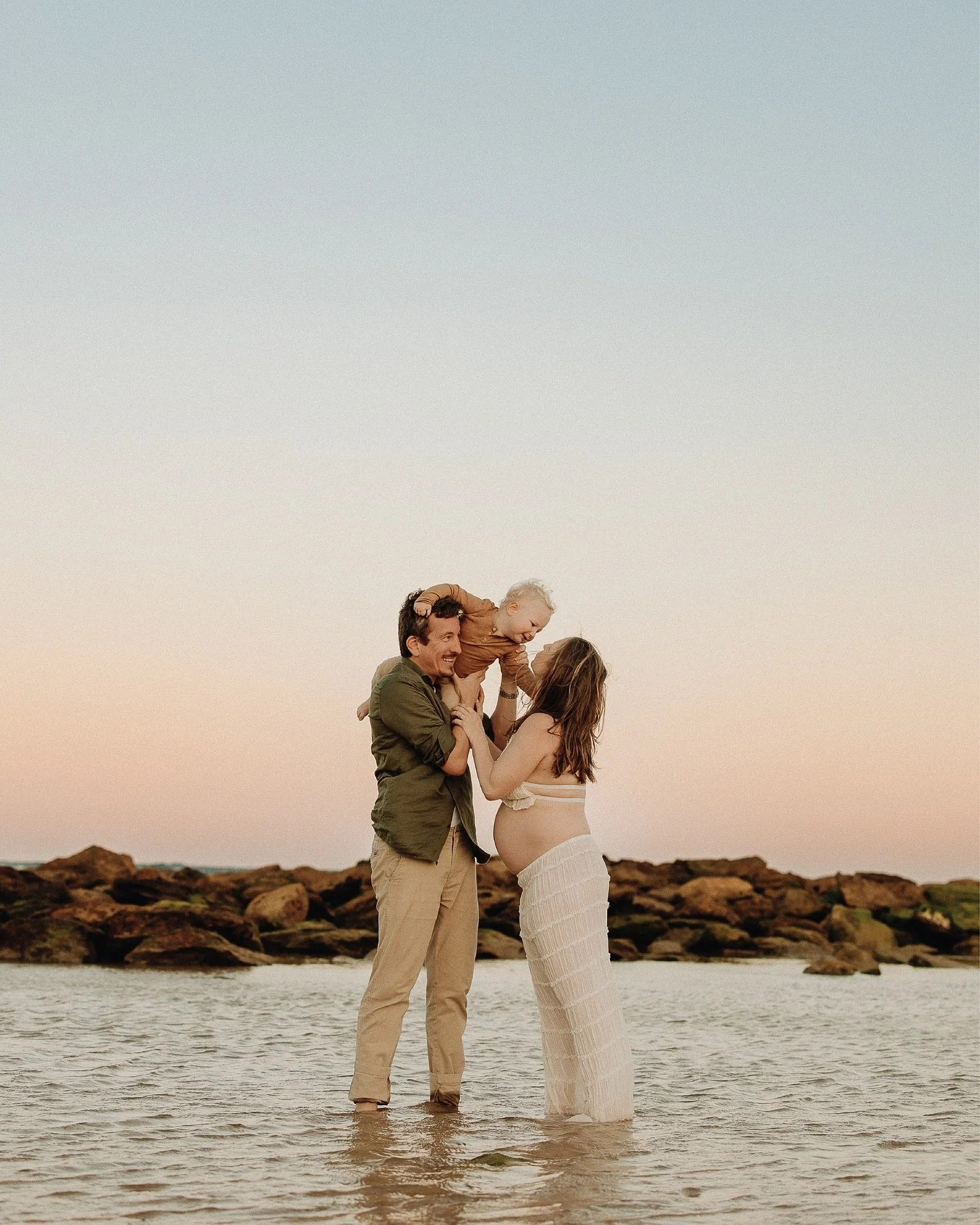 Family maternity sessions always have two parts ❤️&zwj;🔥

The first&hellip; fun, energetic, lots of giggles. We play games, I&rsquo;ll probably get Dad tossing the kids in the air, running, cuddling, laughing. It feels just like a family session&hel