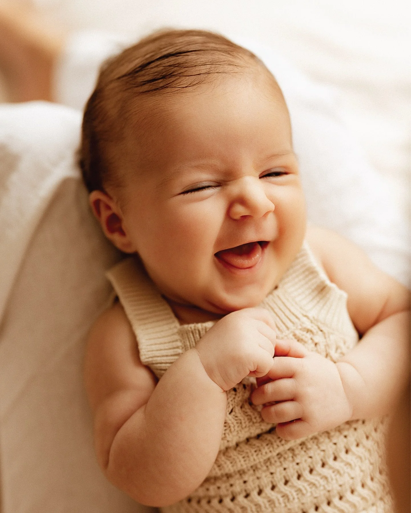 All the smiles, rolls, and divine little details of baby Lucia at 6 weeks old, captured in the comfort of their home 🥰

I absolutely LOVE this stage, they start to wake up more, really see you, and those first little smiles appear&hellip; and after 