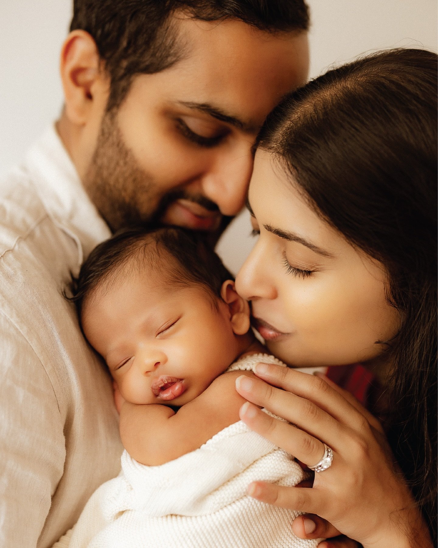 Welcoming baby Riaan 🥰

There&rsquo;s no need for extravagant props or overly styled setups when it comes to your newborn photos.

Sometimes all you need is your baby in your arms, their favourite little spot in the house, and the people who love th