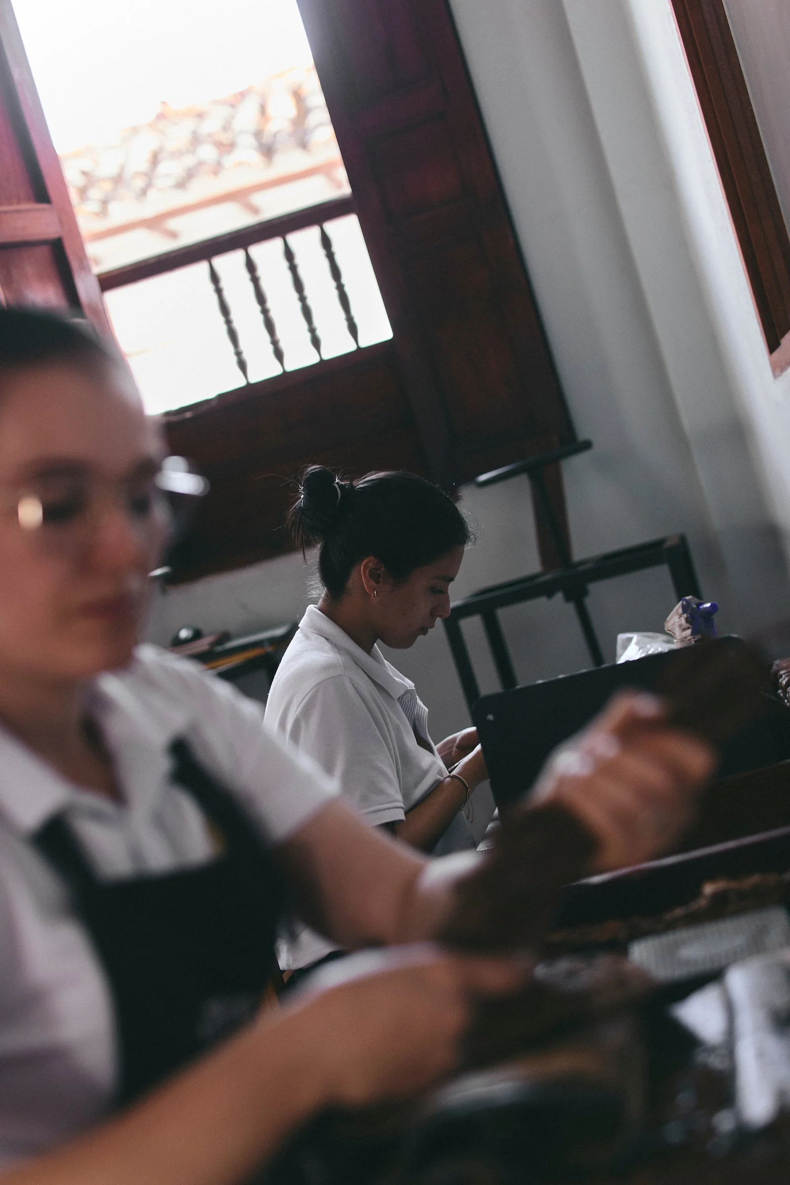 A Bribón torcedora works with Colombian tobacco inside the company’s Barichara factory during the Tobacco Road experience.