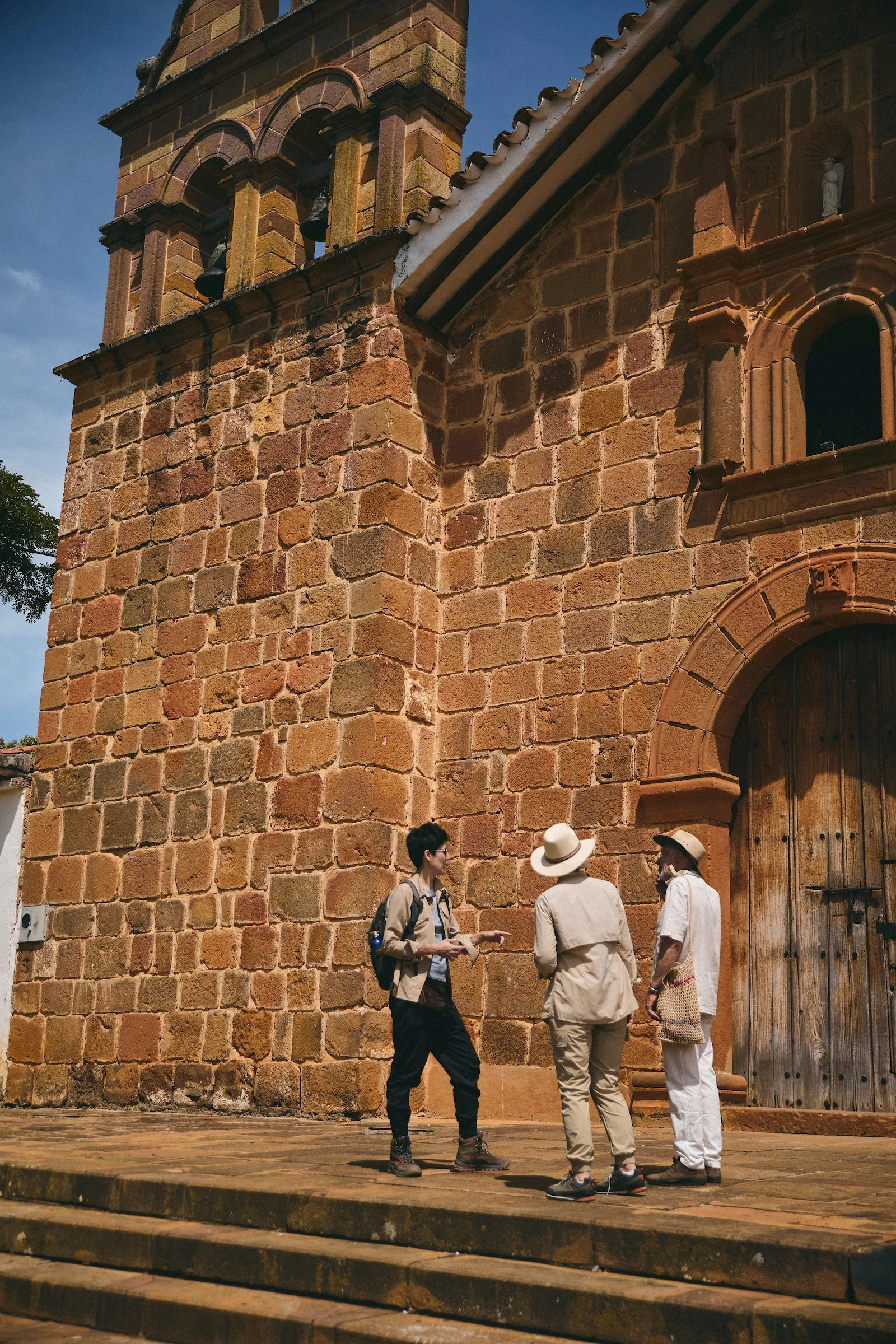 WhereNext Travel guests with local guide in Barichara, Colombia exploring colonial architecture, regional history, and cultural heritage in one of the country’s most iconic towns.
