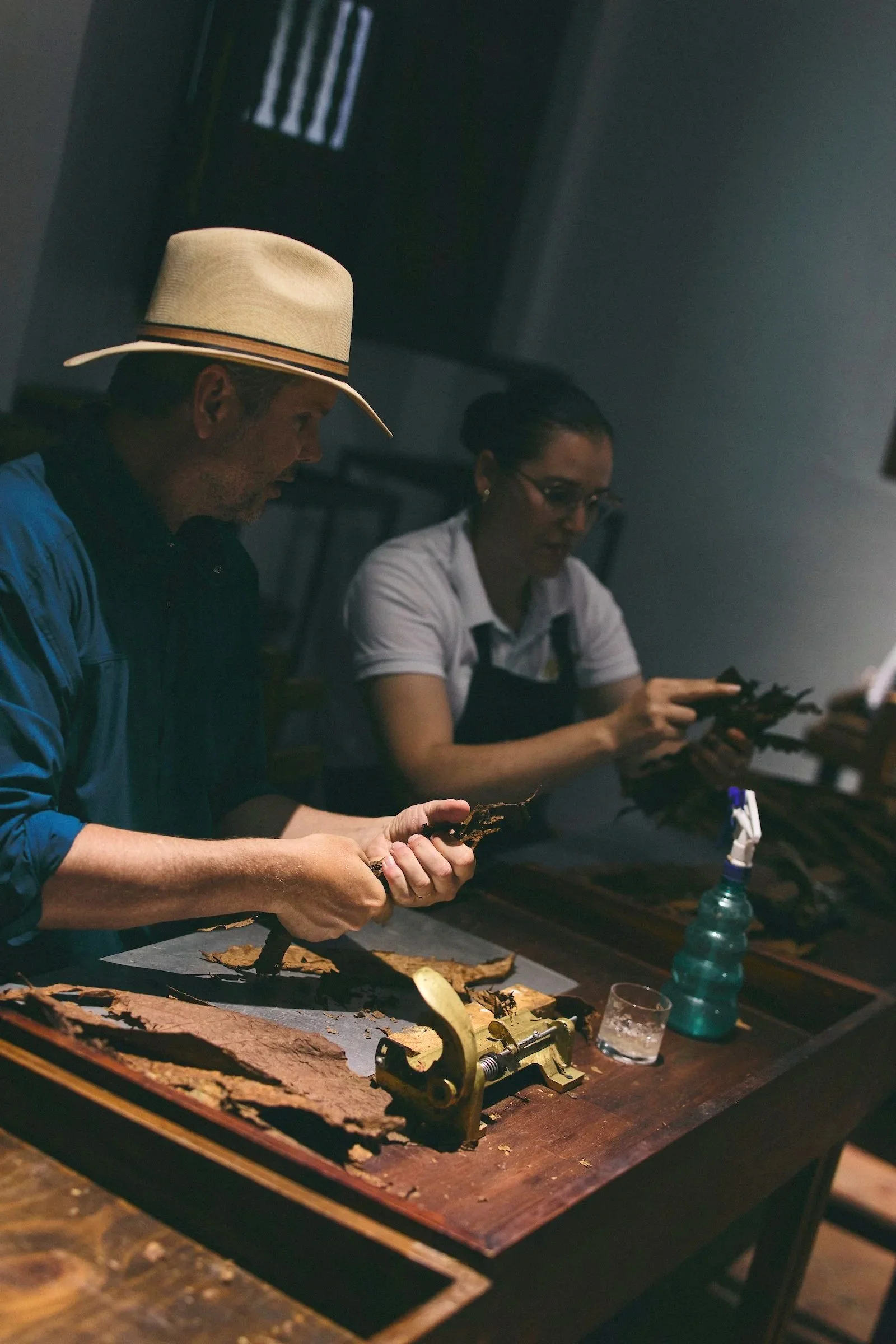 Guests learn to roll a cigar by hand alongside the Bribón production team in Barichara.