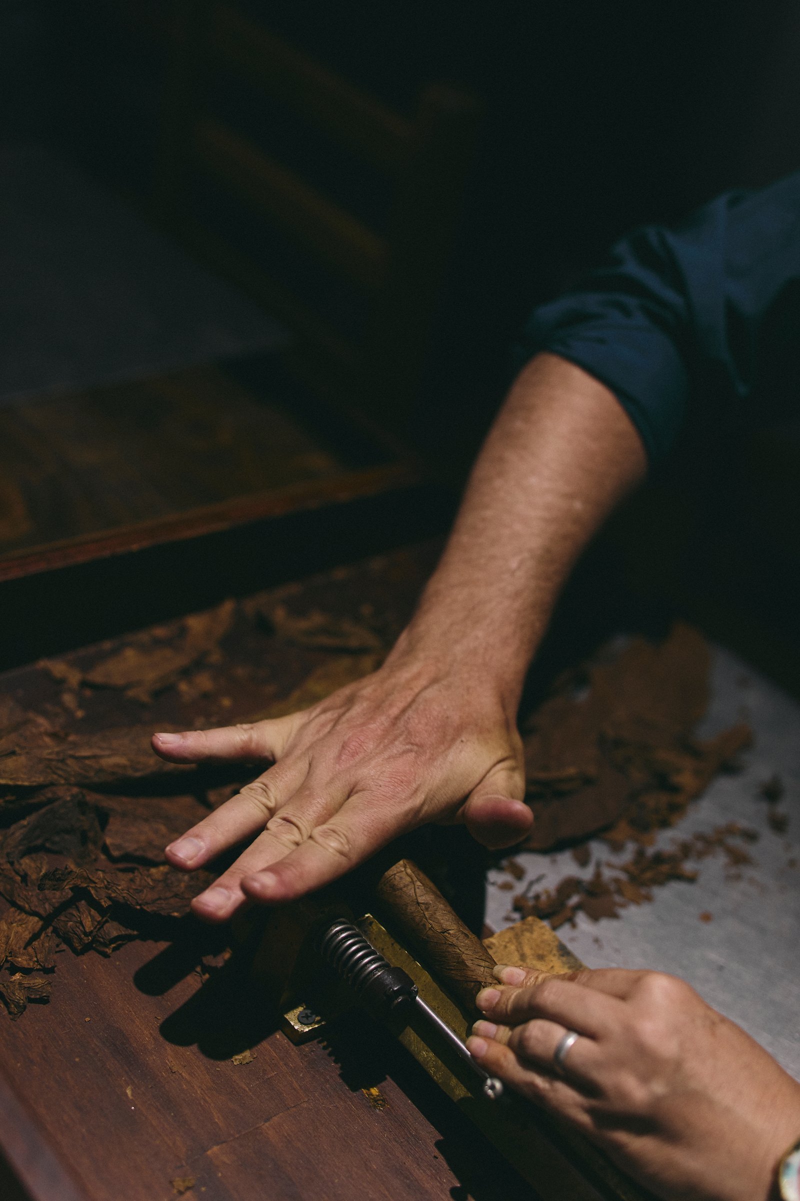Guests learn to roll a cigar by hand alongside the Bribón production team in Barichara.