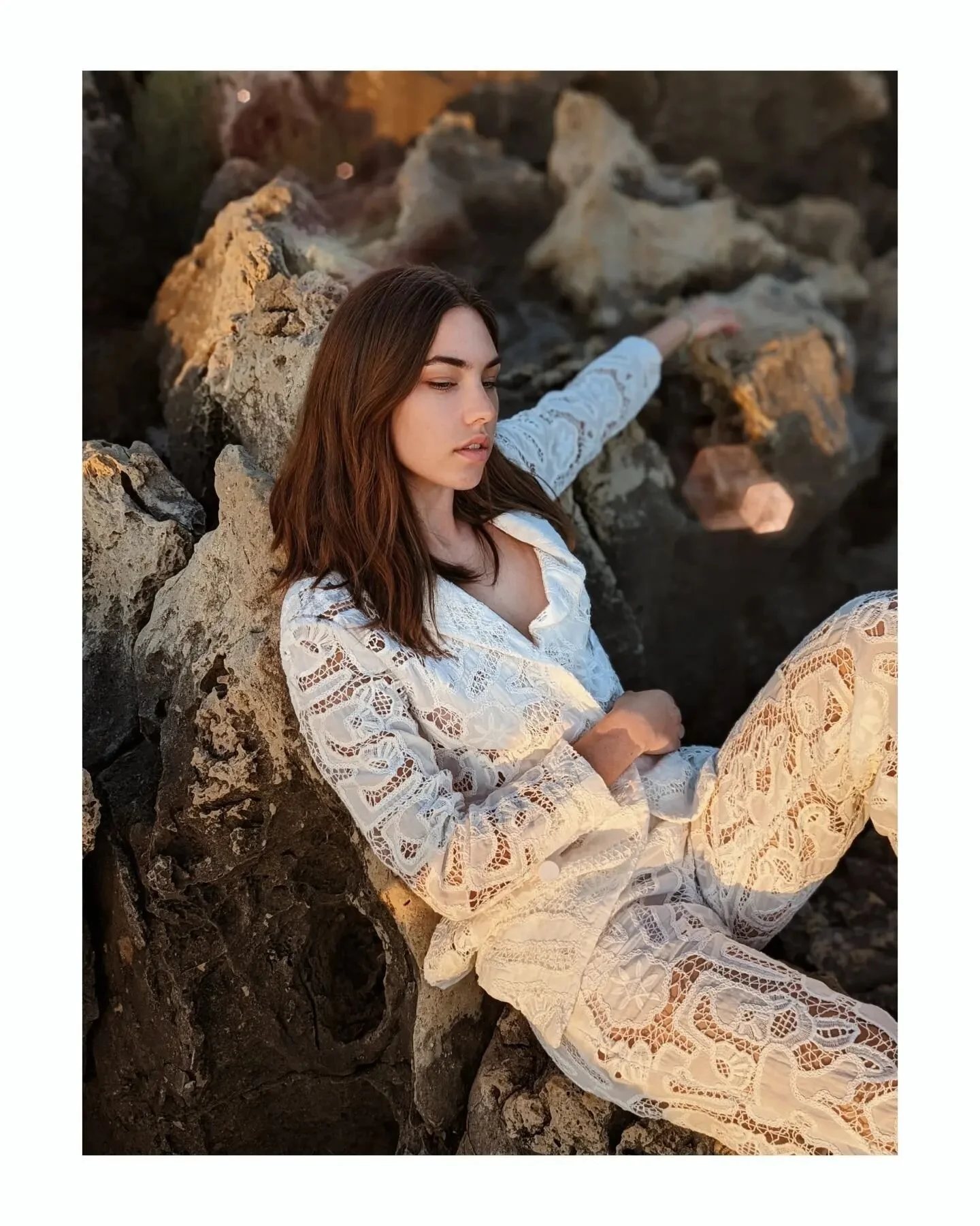 ⭐ L i z e t e ⭐ e d i t o 

Photographer: @noemi_charlotte_
AD @noemi_charlotte
Talent : @lizetie._.5
🌍  Like and share this post if you love it.
#editorial #portrait #modelephoto #model #book #photography #photooftheday  #photographer #shadow #shoo