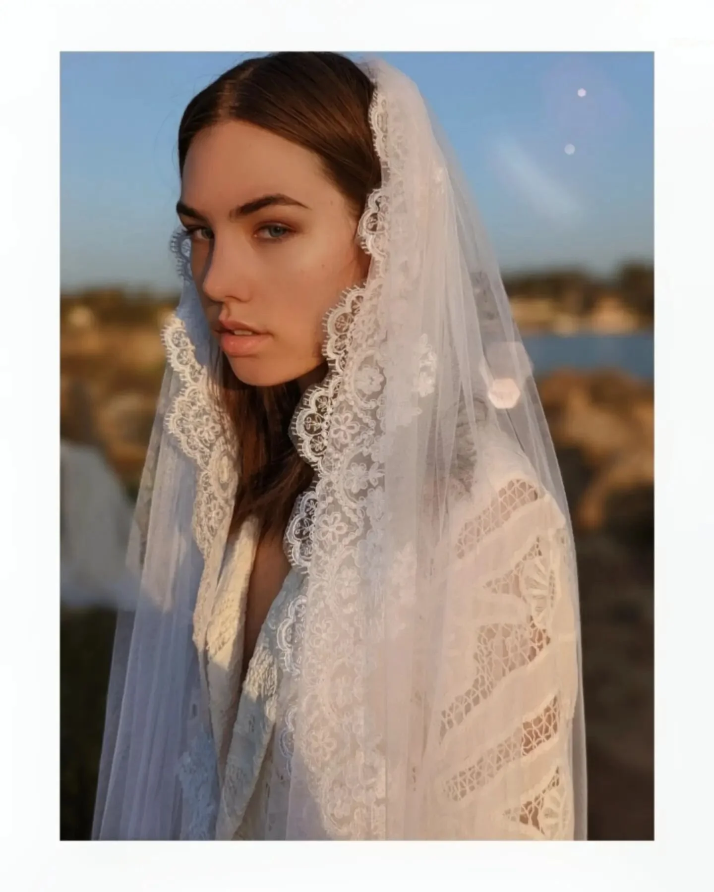 ⭐ L i z e t e ⭐ e d i t o 

Photographer: @noemi_charlotte_
AD @noemi_charlotte
Talent : @lizetie._.5
🌍  Like and share this post if you love it.
#editorial #portrait #modelephoto #model #book #photography #photooftheday  #photographer #shadow #shoo