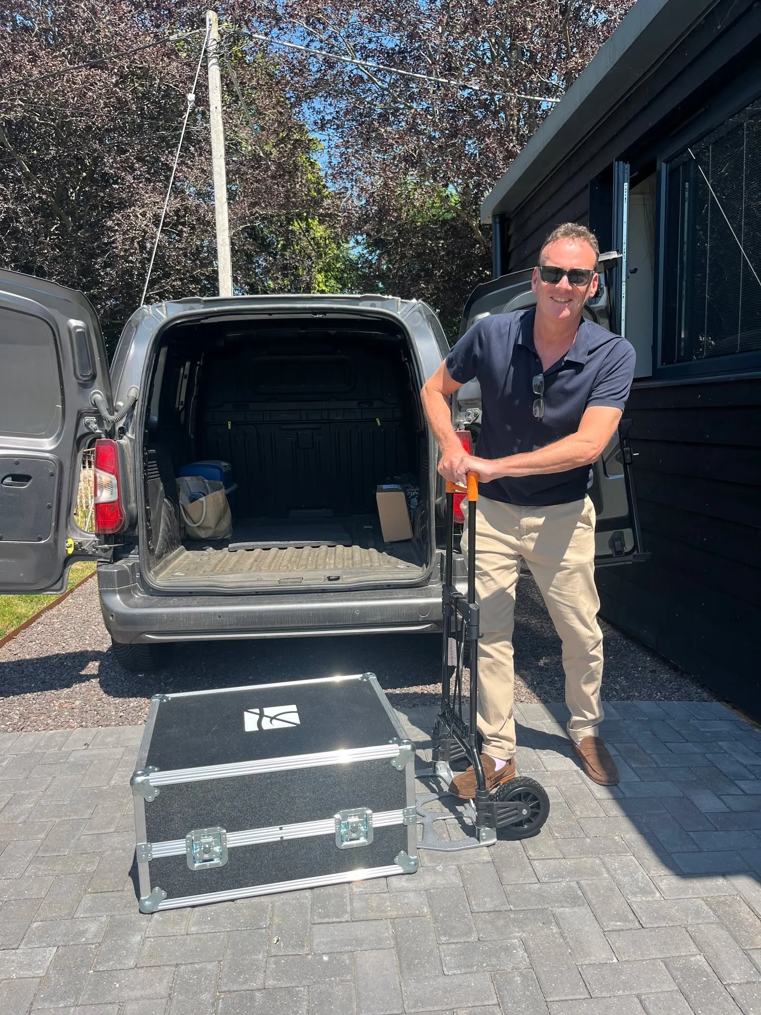 John and our PR man Matt travelled way down south to visit Paul Miller of Hi-Fi News and his excellent listening facility.

They delivered the magnificent MOON 891 network player preamplifier and MOON 861 power amplifier for Paul to assess. The combi