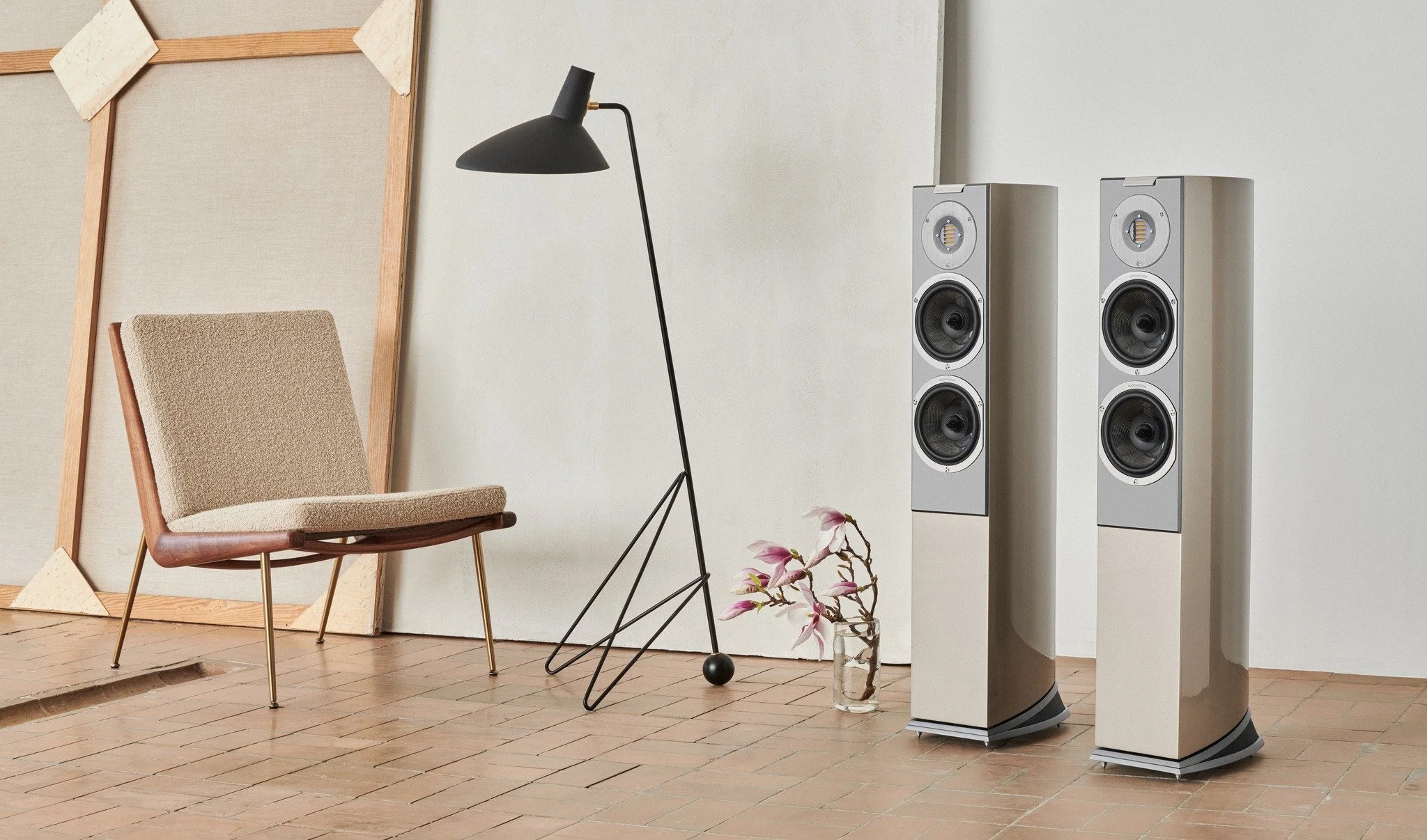 We completely agree with the editor of Stereophile when he says that Audiovector's R3 Arret&eacute; loudspeaker is:

&ldquo;...more sociable &mdash; more visitor-friendly &mdash; than any other speaker...&rdquo;

This is one speaker that really is ex