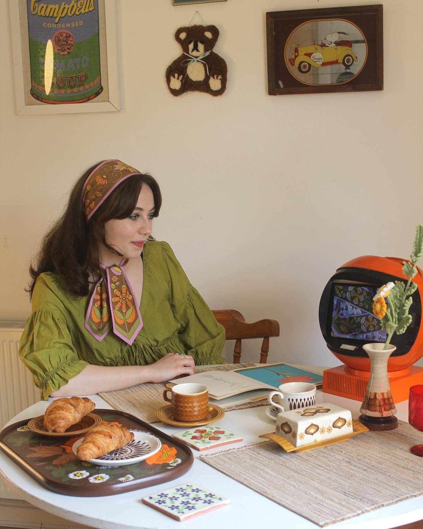 Thank you so much for the love on the new scarf 🌼🍏 Here&rsquo;s a little pic of me wearing it, taken by @siobhantohill ! I draw all my designs myself, and drew this one a little while back dreaming about spring, &amp; spring feels like it&rsquo;s f