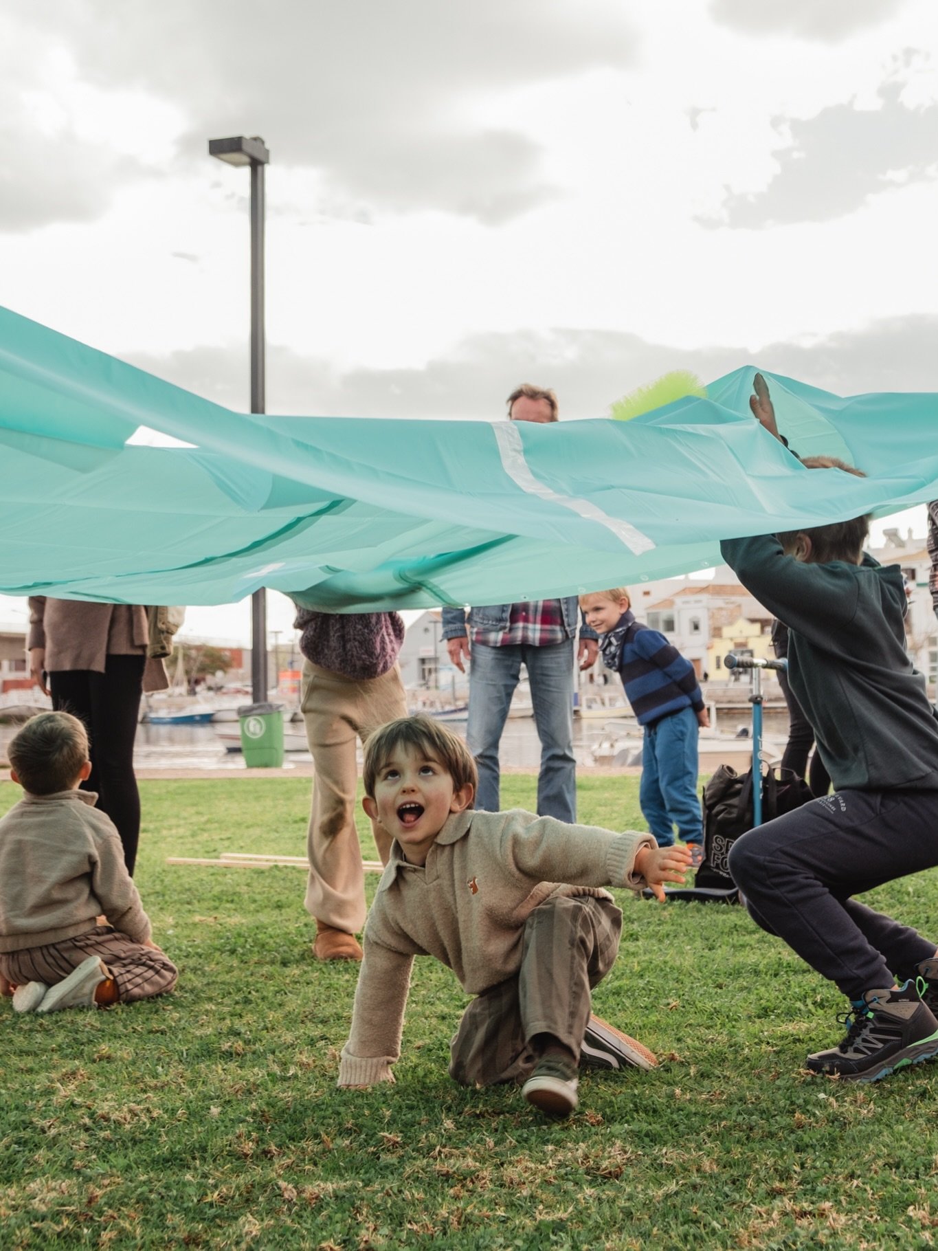 Sol, chuva, arco-&iacute;ris e granizo ✔️ check 
Market, m&uacute;sica, boa comida, brincadeiras e muitos c&atilde;esinhos para adotar ✔️ tamb&eacute;m 
Um dia imprevis&iacute;vel, cheio de movimento e boas energias no @soldeinverno.fest :)

🇬🇧
Sun