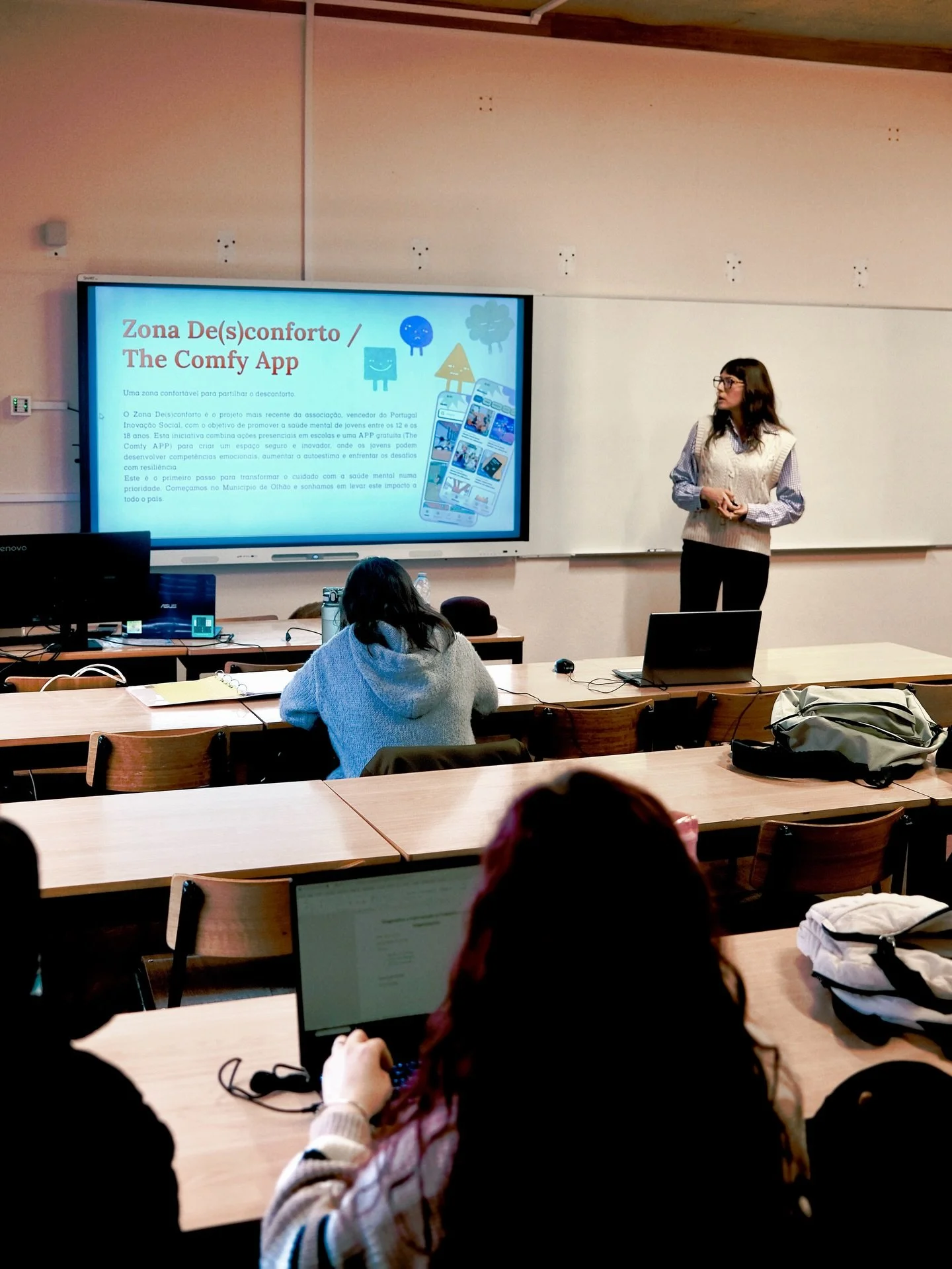 Hoje fomos apresentar a @moces.pt e a @the.comfy.app &agrave; Faculdade de Ci&ecirc;ncias Humanas e Sociais a fim de uma colabora&ccedil;&atilde;o com a turma do Mestrado em Psicologia Social do Trabalho e das Organiza&ccedil;&otilde;es da Universida