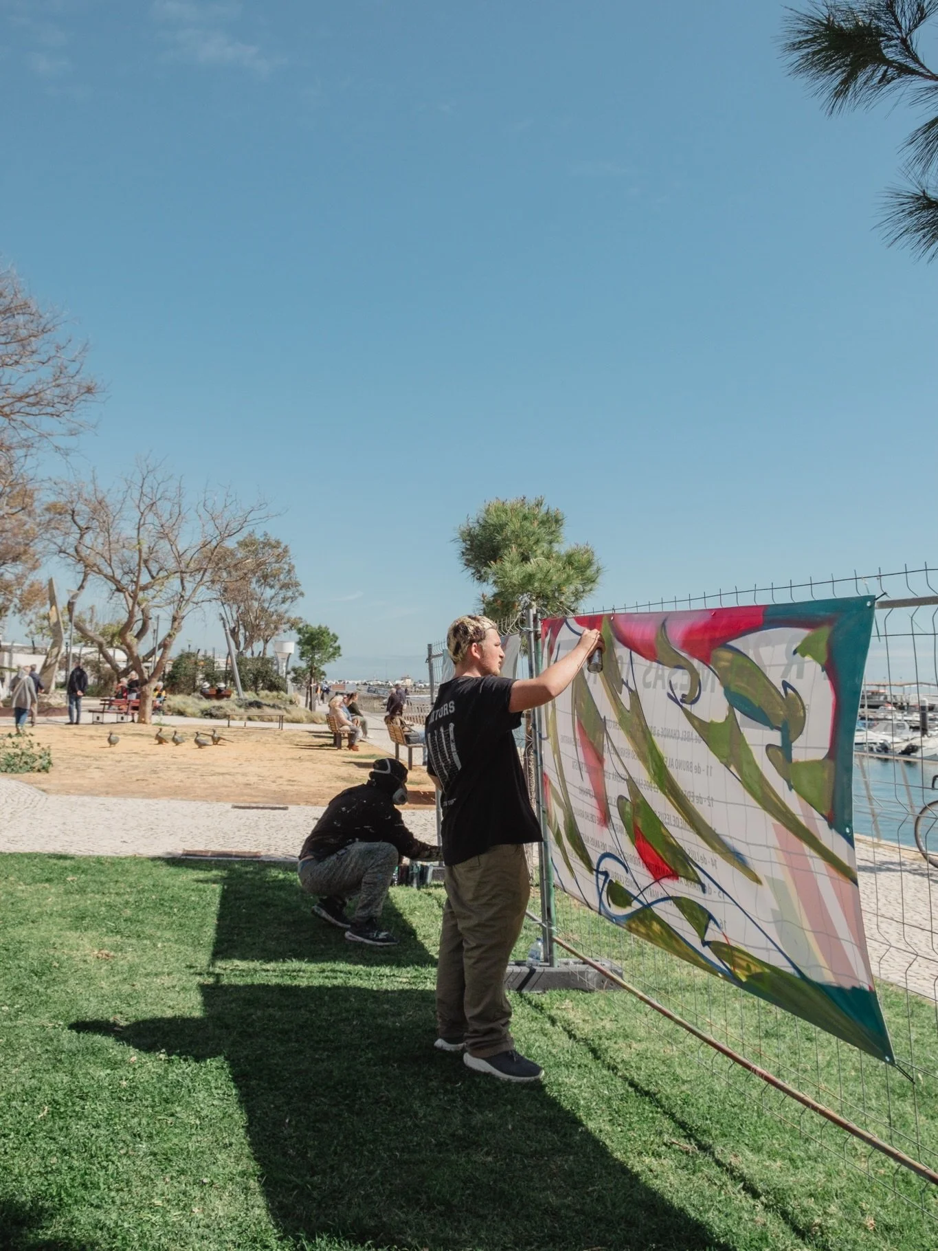 Os dias no Artists &amp; Fleas hit different 🌿🧺 O nosso spot do costume voltou a encher-se de m&uacute;sica, encontros e descobertas boas :)

🇬🇧
Days at Artists &amp; Fleas hit different 🌿🧺 
Our usual spot is once again filled with music, encou