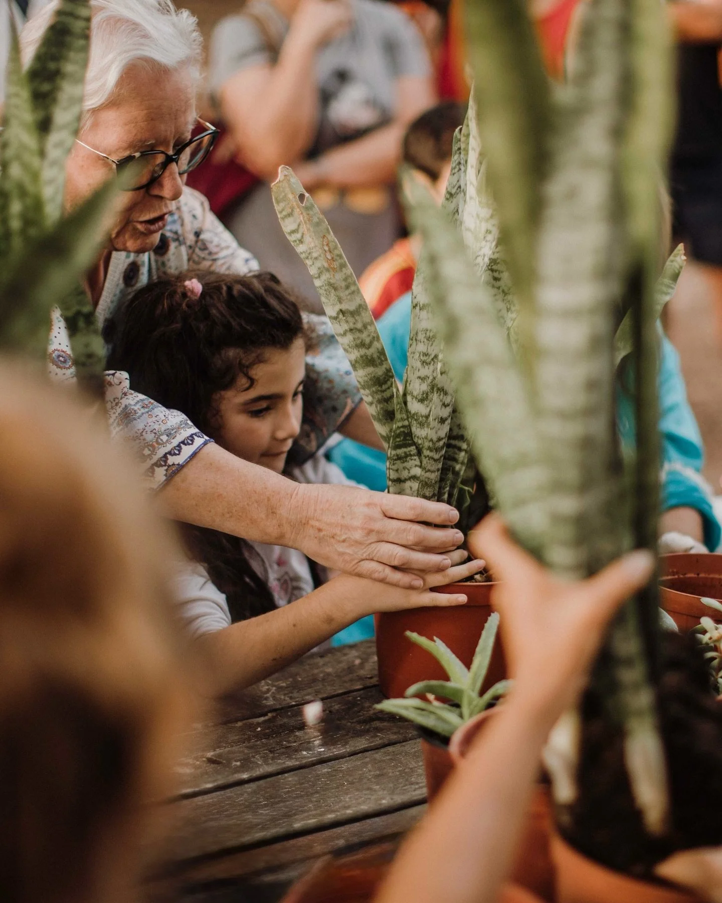 Hoje &eacute; Dia da Terra 🌍
e nunca &eacute; demais relembrar que a responsabilidade de cuidar da nossa casa &eacute; de todes.

Na @moces.pt procuramos integrar pr&aacute;ticas mais sustent&aacute;veis nos nossos projetos, seja no @artistsandfleas