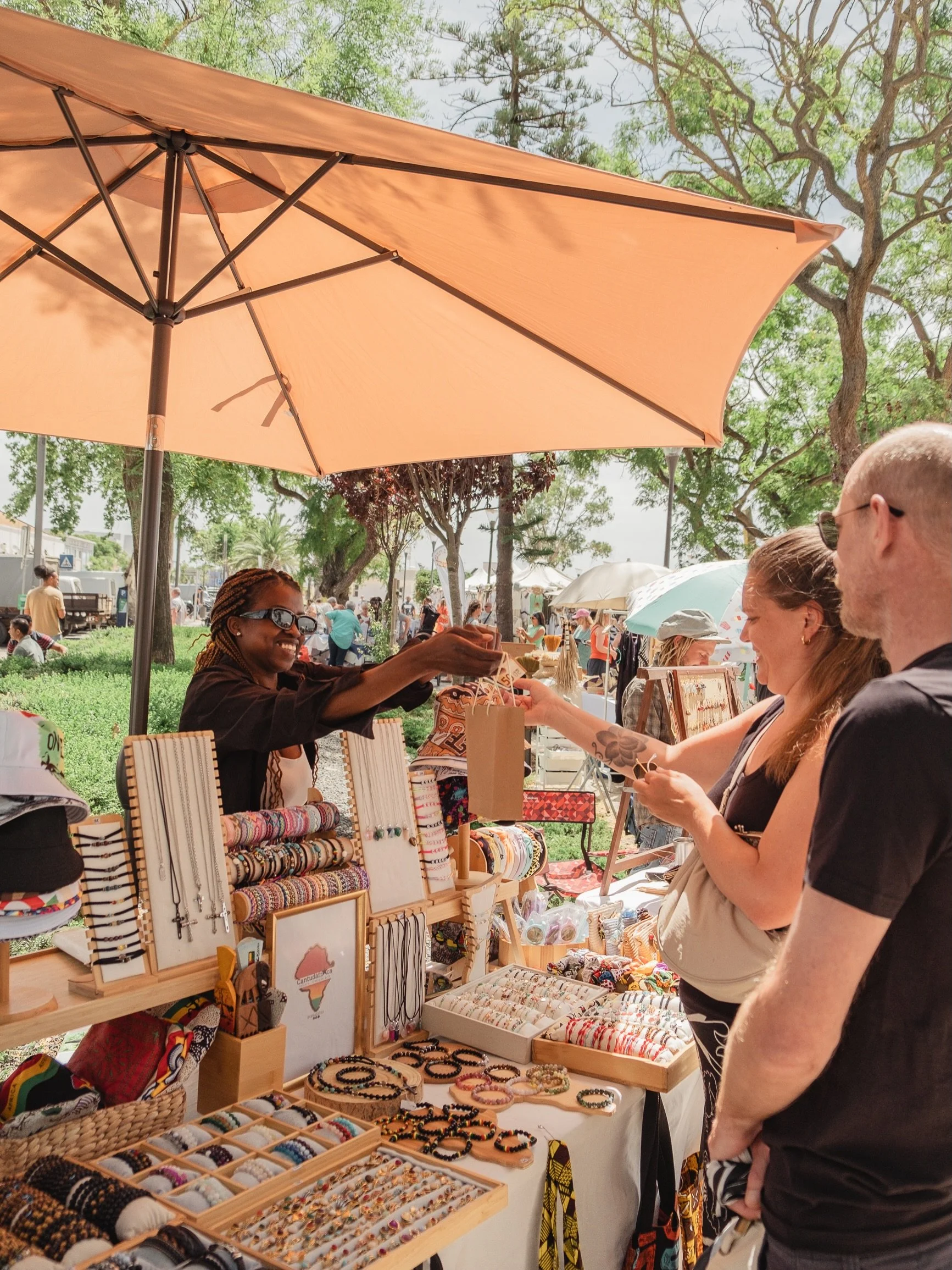 Um bocadinho do que foi o &uacute;ltimo s&aacute;bado em Olh&atilde;o 📸 Market, @mikestellarofficial com a banda sonora e Chai Ritual @atmanloule para abrandar a tarde 🌸

🇬🇧
A little bit of what happened last Saturday in Olh&atilde;o 📸 
Market, 