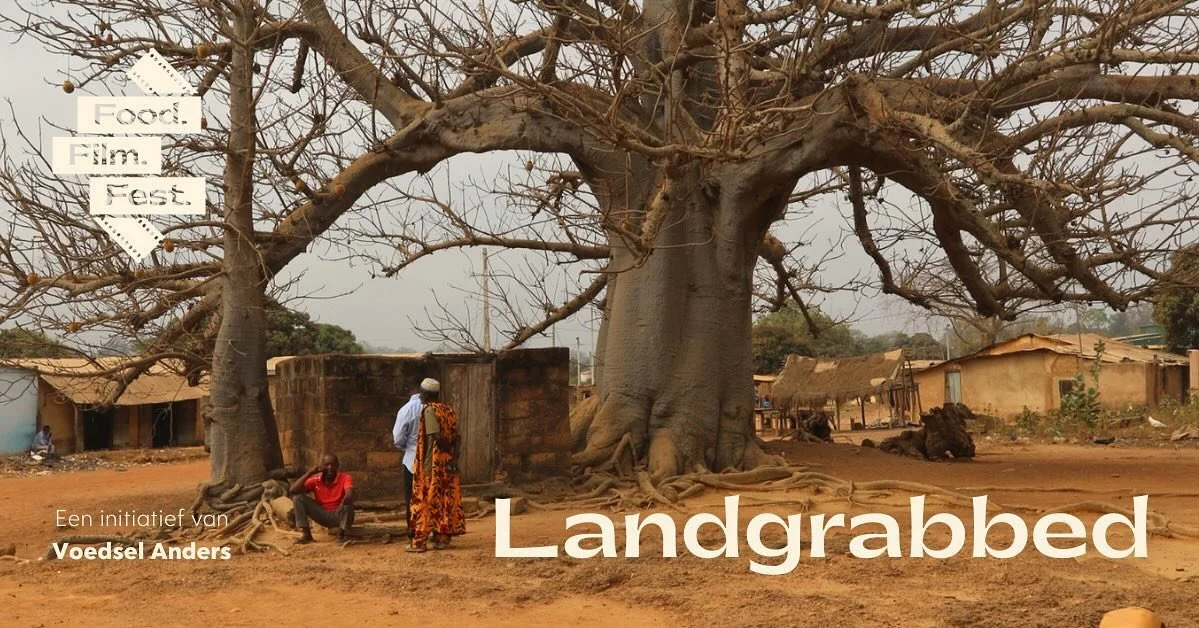 Wees welkom op 14 november 2025 om (gratis) mee te kijken naar Landgrabbed!

Deze kritische en activistische documentaire toont hoe internationale palmoliebedrijven hele dorpen verdringen en
lokale gemeenschappen achterlaten met een verwoest landscha