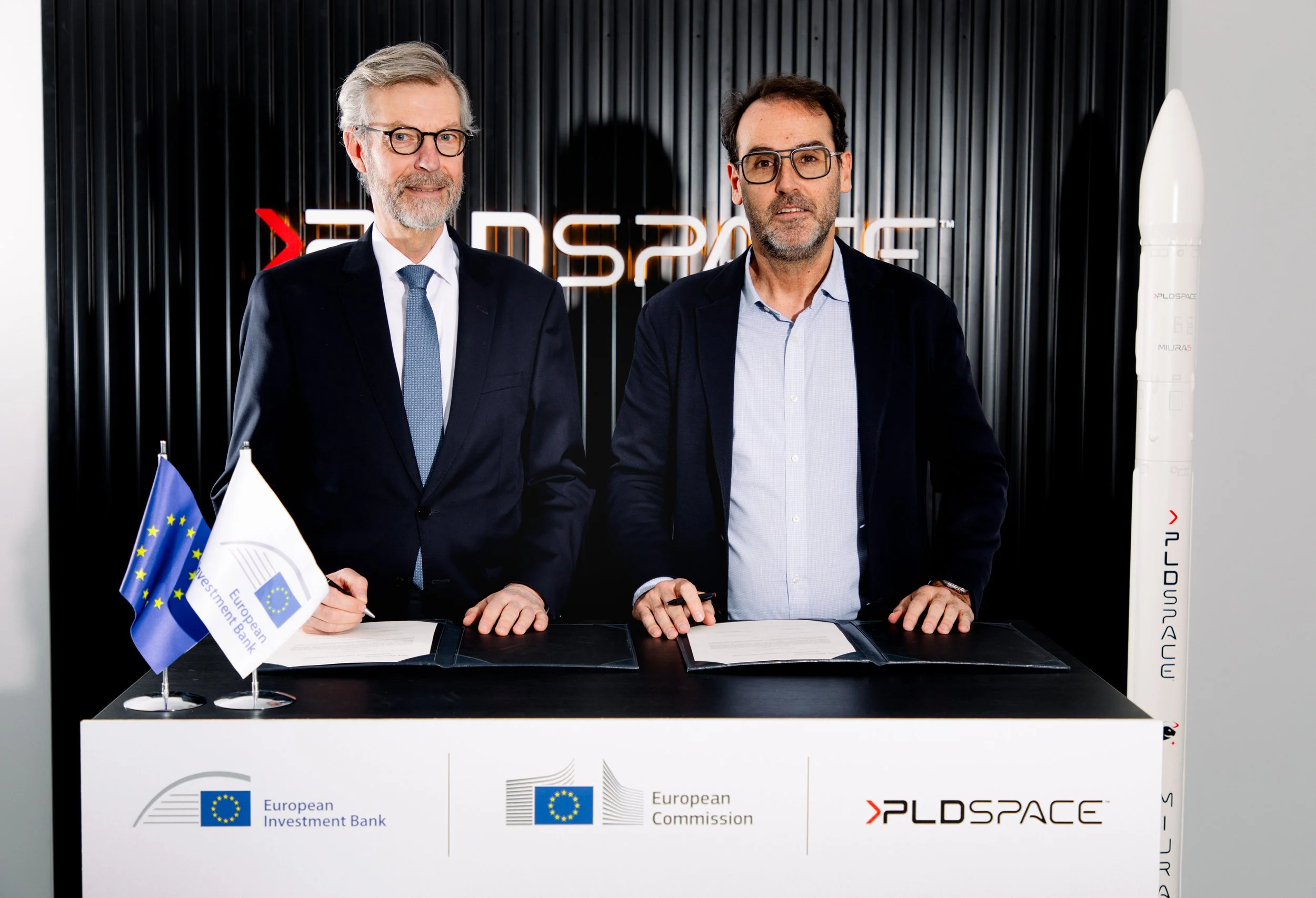 PLDSpace Robert de Groot and Ezequiel Sánchez sign the agreement