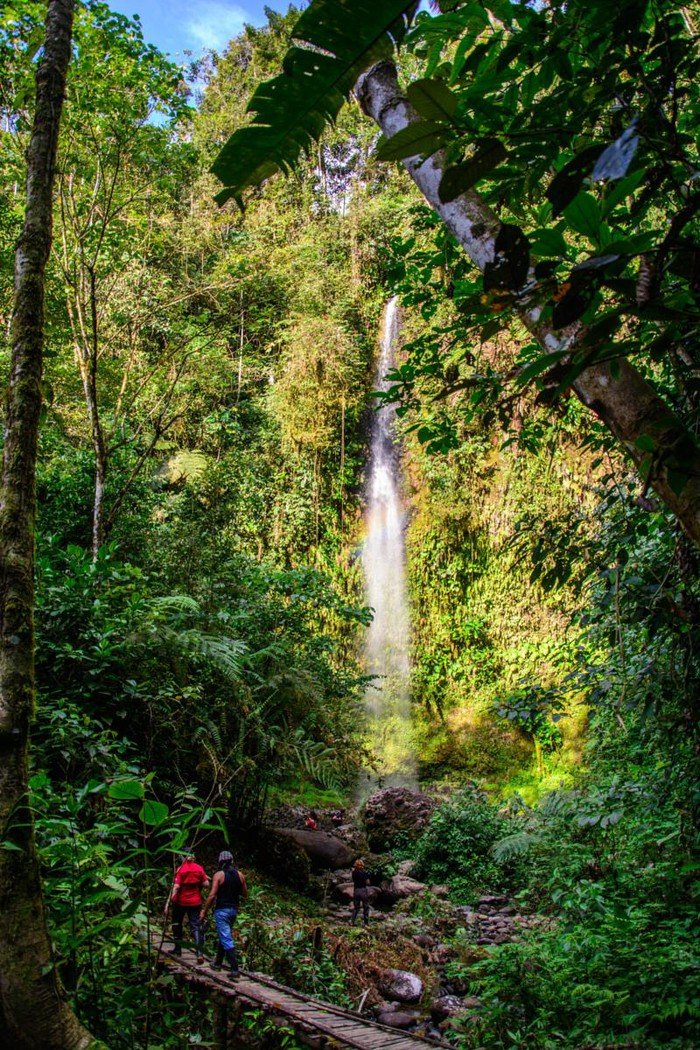 Hola-vida-cascada-en-Pastaza-Puyo-Amazonia-Ecuador-3.jpeg