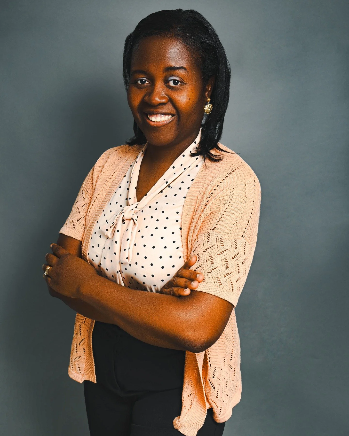 I recently photographed Beatrice from @mannahelp &mdash;a truly extraordinary woman making a powerful impact in Durham Region. Beatrice is a compassionate leader who devotes her time to supporting families facing food insecurity, and she works tirele