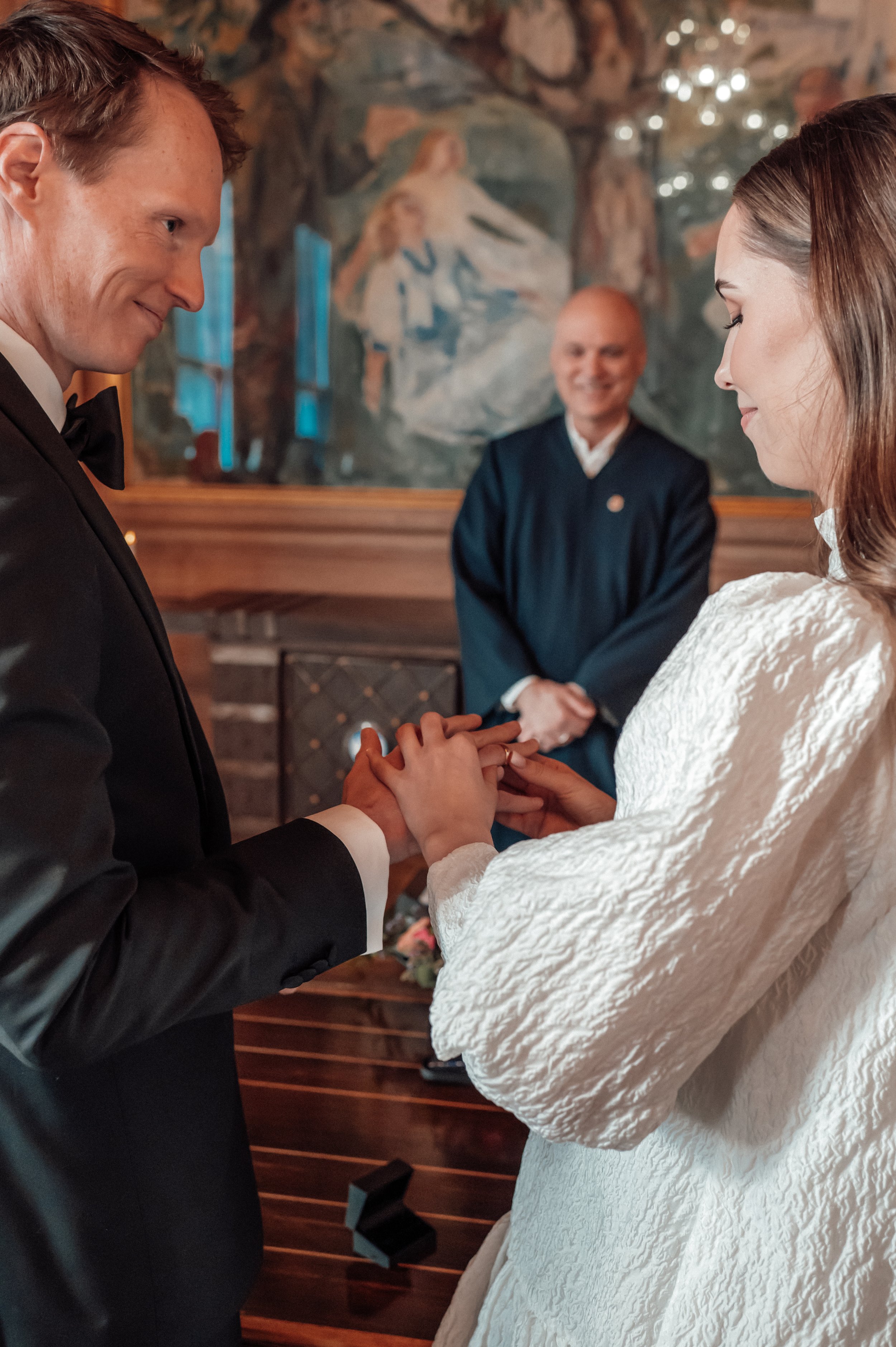 En bryllupsfotografering i Oslo hvor kjærlighet og magiske øyeblikk står i fokus. Jeg spesialiserer meg på bryllupsfotografier i Oslo og er klar til å forevige din store dag!
#BryllupsfotografOslo #OsloBryllup #Bryllupsfotograf #OsloWeddingPhotograph