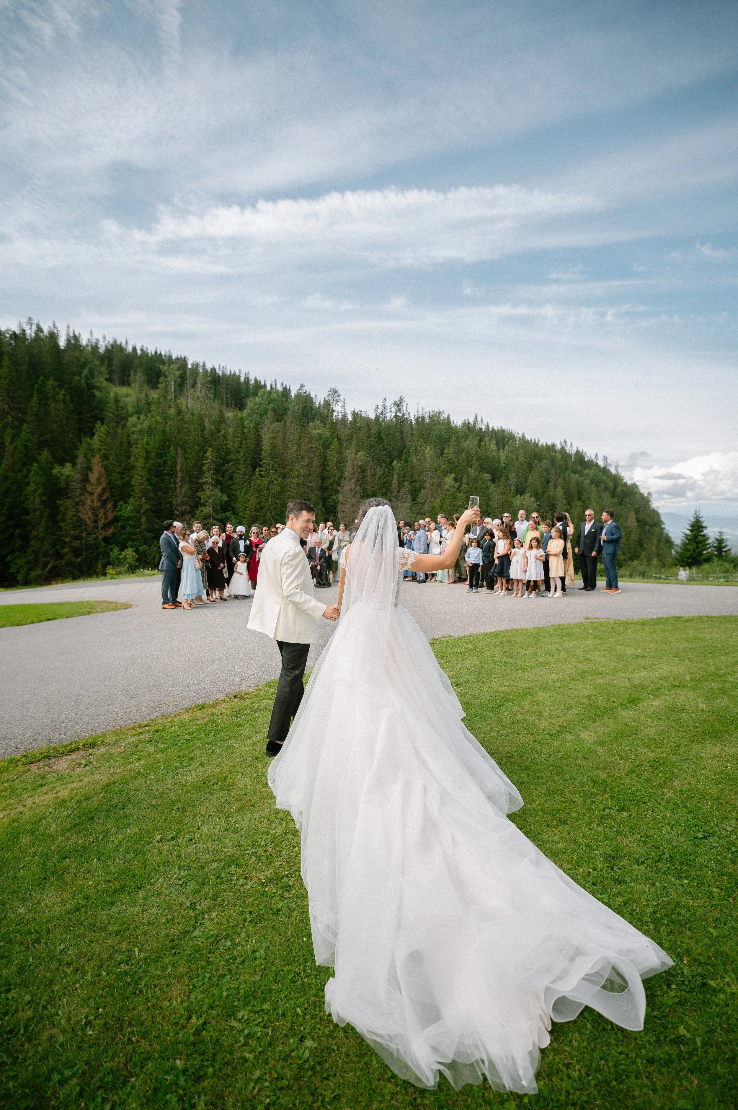 En bryllupsfotografering i Oslo hvor kjærlighet og magiske øyeblikk står i fokus. Jeg spesialiserer meg på bryllupsfotografier i Oslo og er klar til å forevige din store dag!
#BryllupsfotografOslo #OsloBryllup #Bryllupsfotograf #OsloWeddingPhotograph