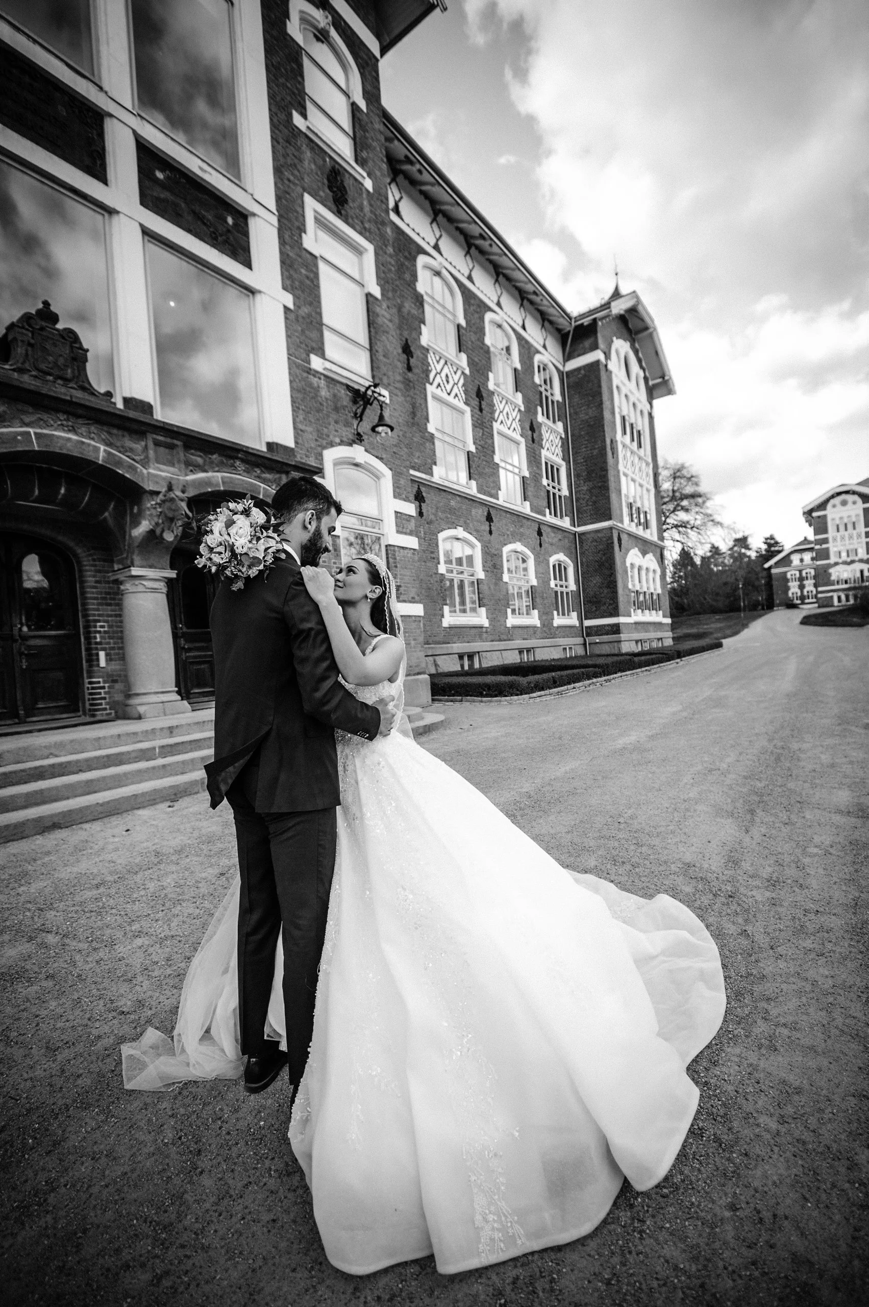 En bryllupsfotografering i Oslo hvor kjærlighet og magiske øyeblikk står i fokus. Jeg spesialiserer meg på bryllupsfotografier i Oslo og er klar til å forevige din store dag!
#BryllupsfotografOslo #OsloBryllup #Bryllupsfotograf #OsloWeddingPhotograph