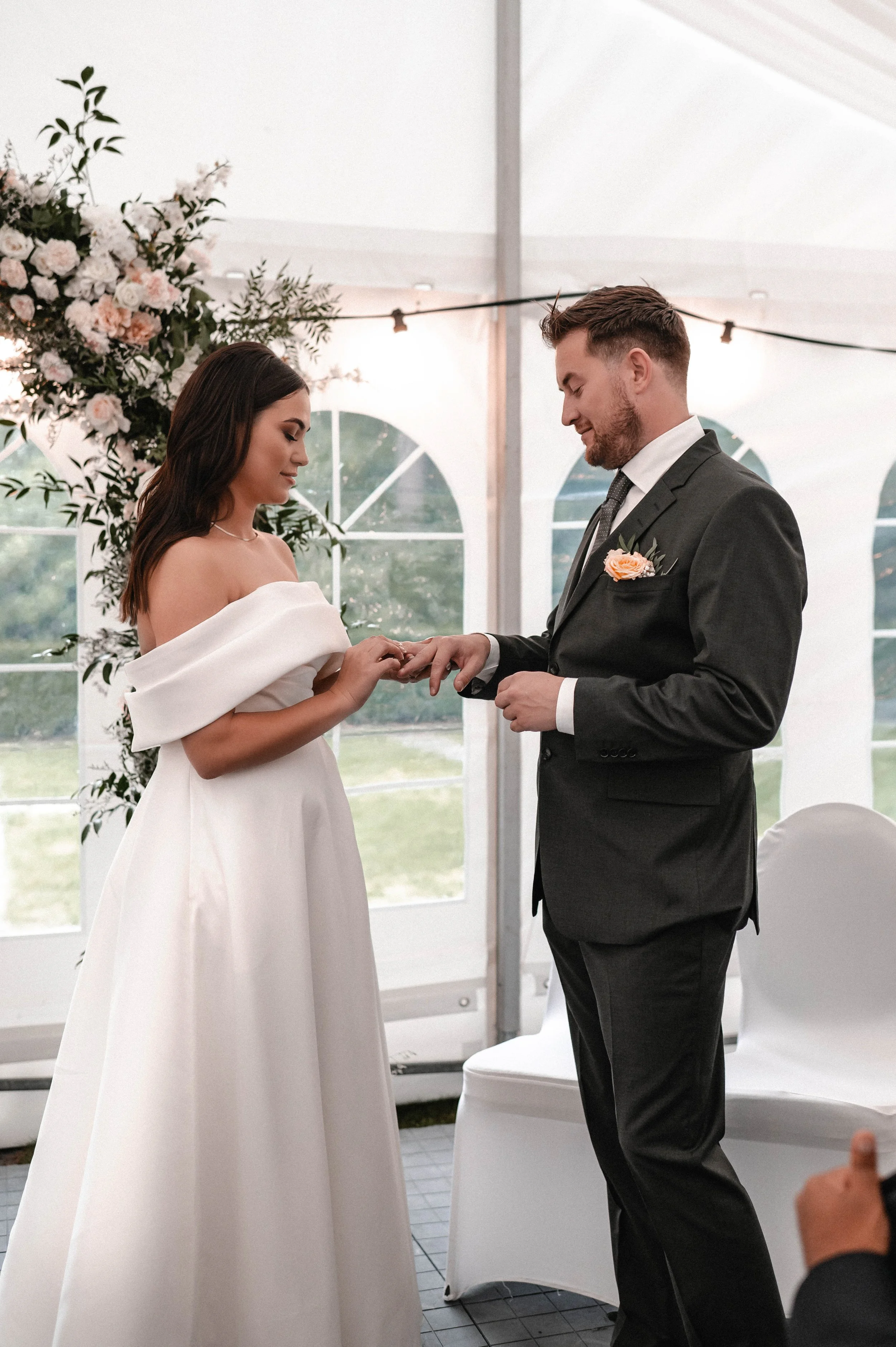 En bryllupsfotografering i Oslo hvor kjærlighet og magiske øyeblikk står i fokus. Jeg spesialiserer meg på bryllupsfotografier i Oslo og er klar til å forevige din store dag!
#BryllupsfotografOslo #OsloBryllup #Bryllupsfotograf #OsloWeddingPhotograph