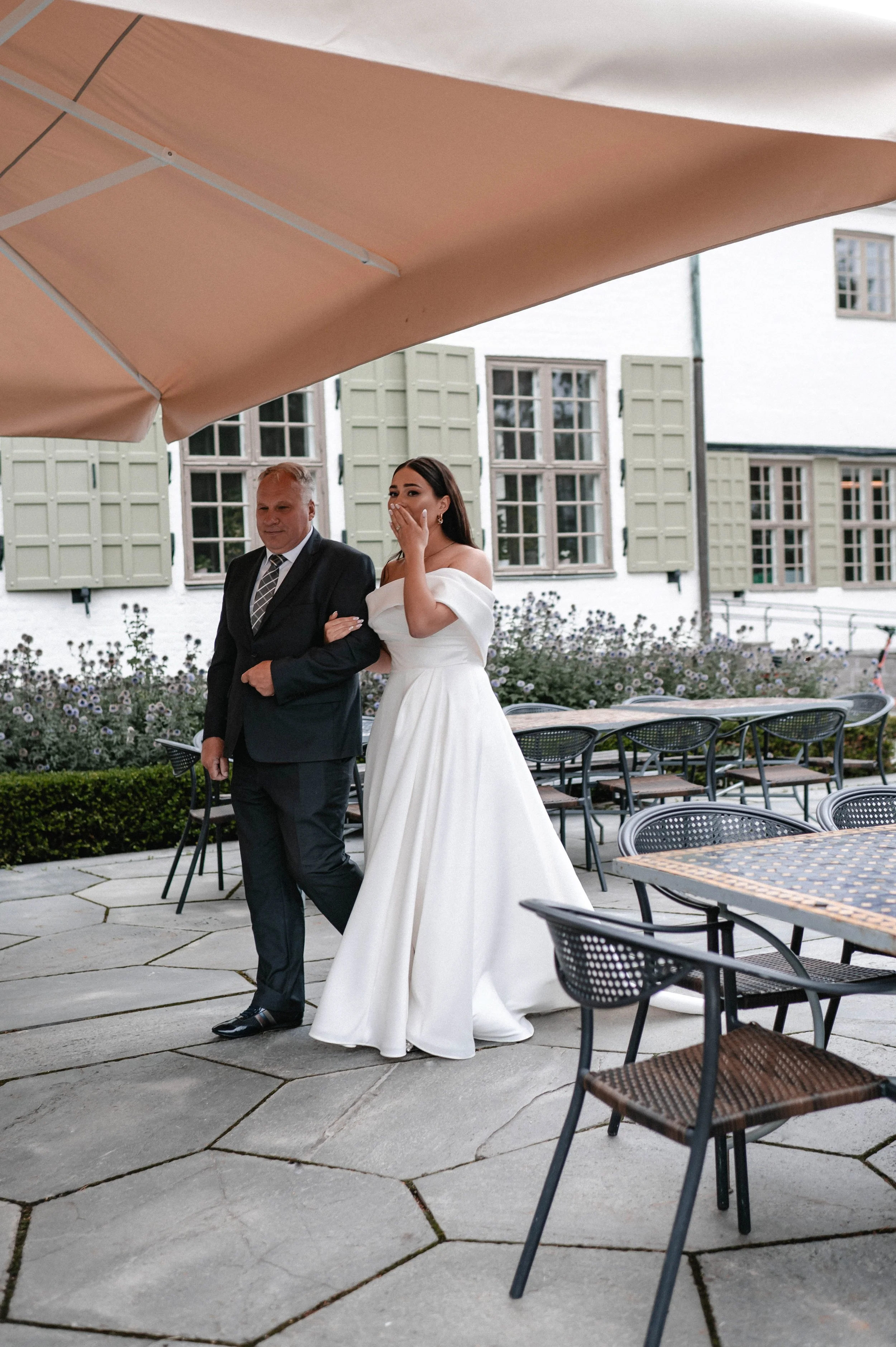 En bryllupsfotografering i Oslo hvor kjærlighet og magiske øyeblikk står i fokus. Jeg spesialiserer meg på bryllupsfotografier i Oslo og er klar til å forevige din store dag!
#BryllupsfotografOslo #OsloBryllup #Bryllupsfotograf #OsloWeddingPhotograph