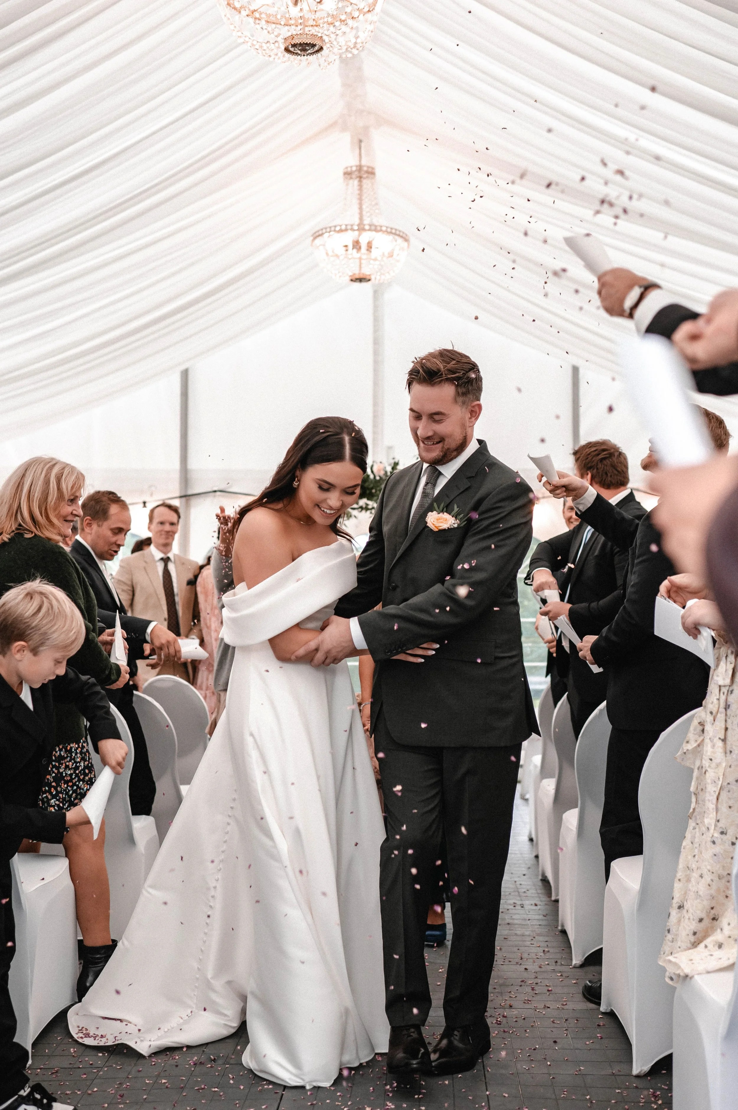 En bryllupsfotografering i Oslo hvor kjærlighet og magiske øyeblikk står i fokus. Jeg spesialiserer meg på bryllupsfotografier i Oslo og er klar til å forevige din store dag!
#BryllupsfotografOslo #OsloBryllup #Bryllupsfotograf #OsloWeddingPhotograph