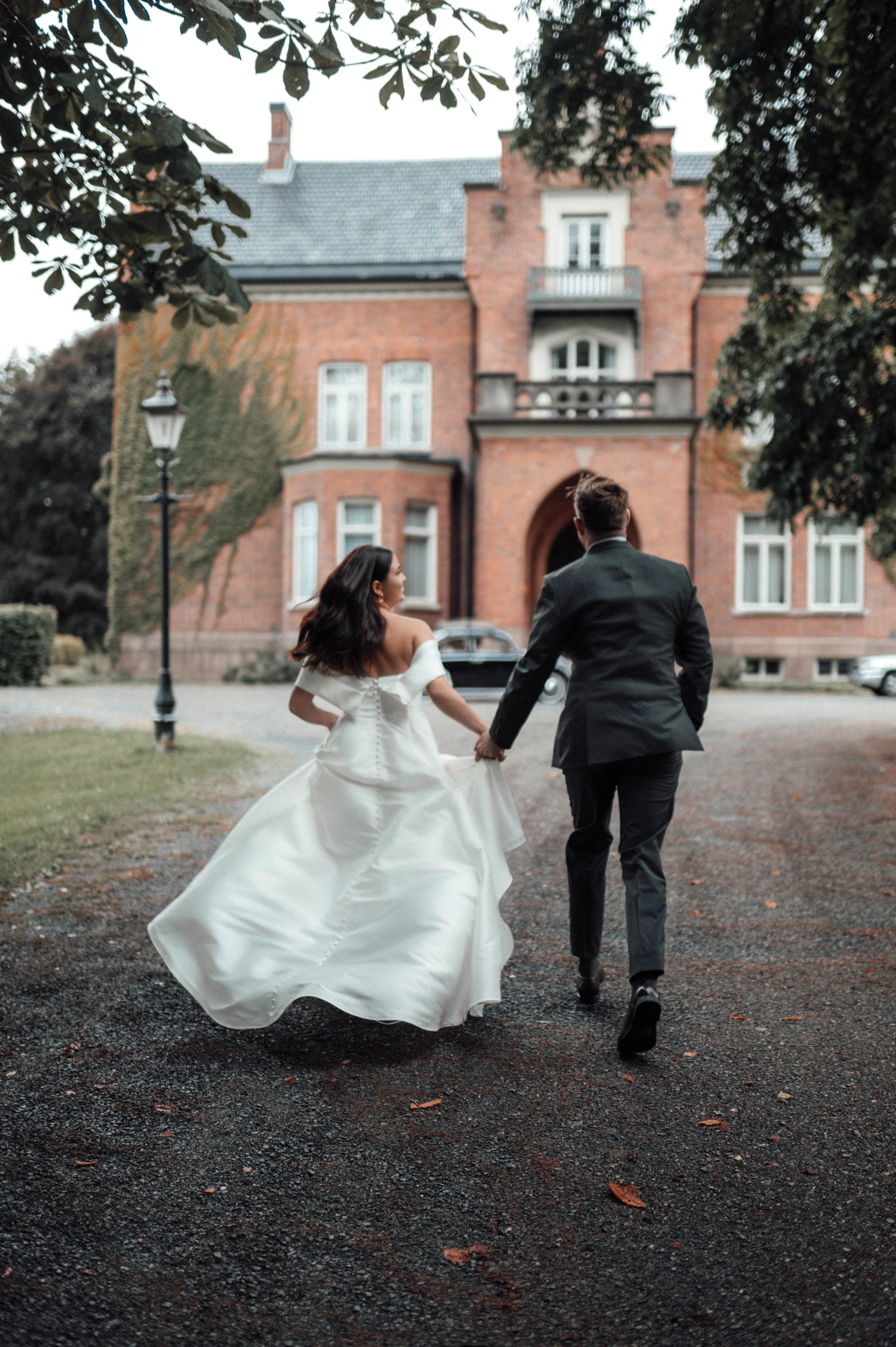 En bryllupsfotografering i Oslo hvor kjærlighet og magiske øyeblikk står i fokus. Jeg spesialiserer meg på bryllupsfotografier i Oslo og er klar til å forevige din store dag!
#BryllupsfotografOslo #OsloBryllup #Bryllupsfotograf #OsloWeddingPhotograph