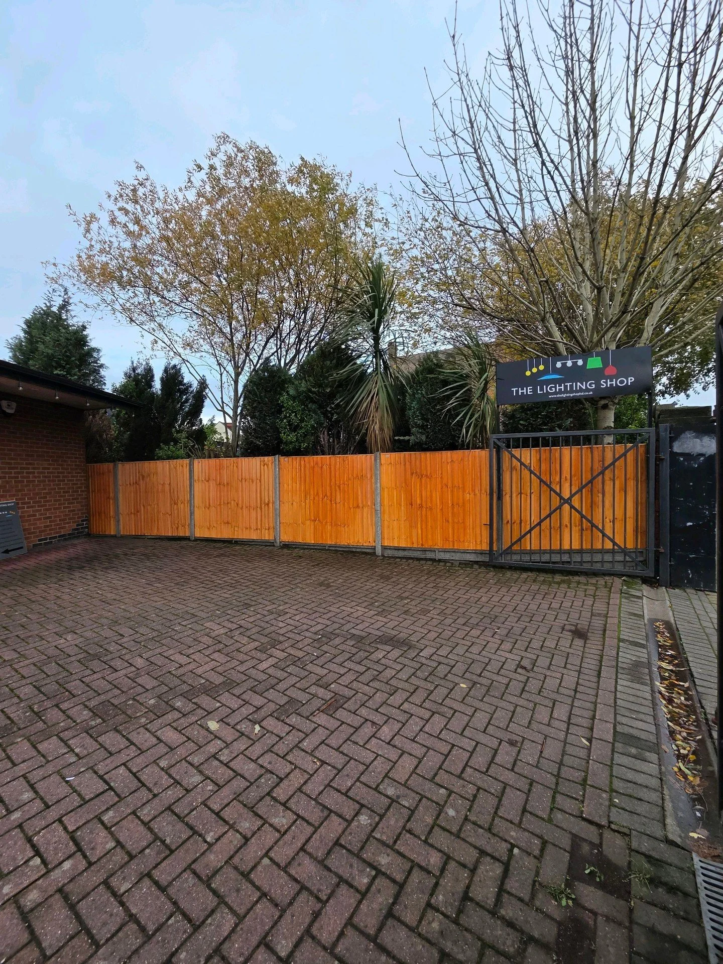 The landscaping team replaced this run of timber panels today on a site we maintain in Nuneaton.

We offer a supply and install service for timber panels, even if its just the one, when the existing concrete posts are still level. 

Need a gap in the