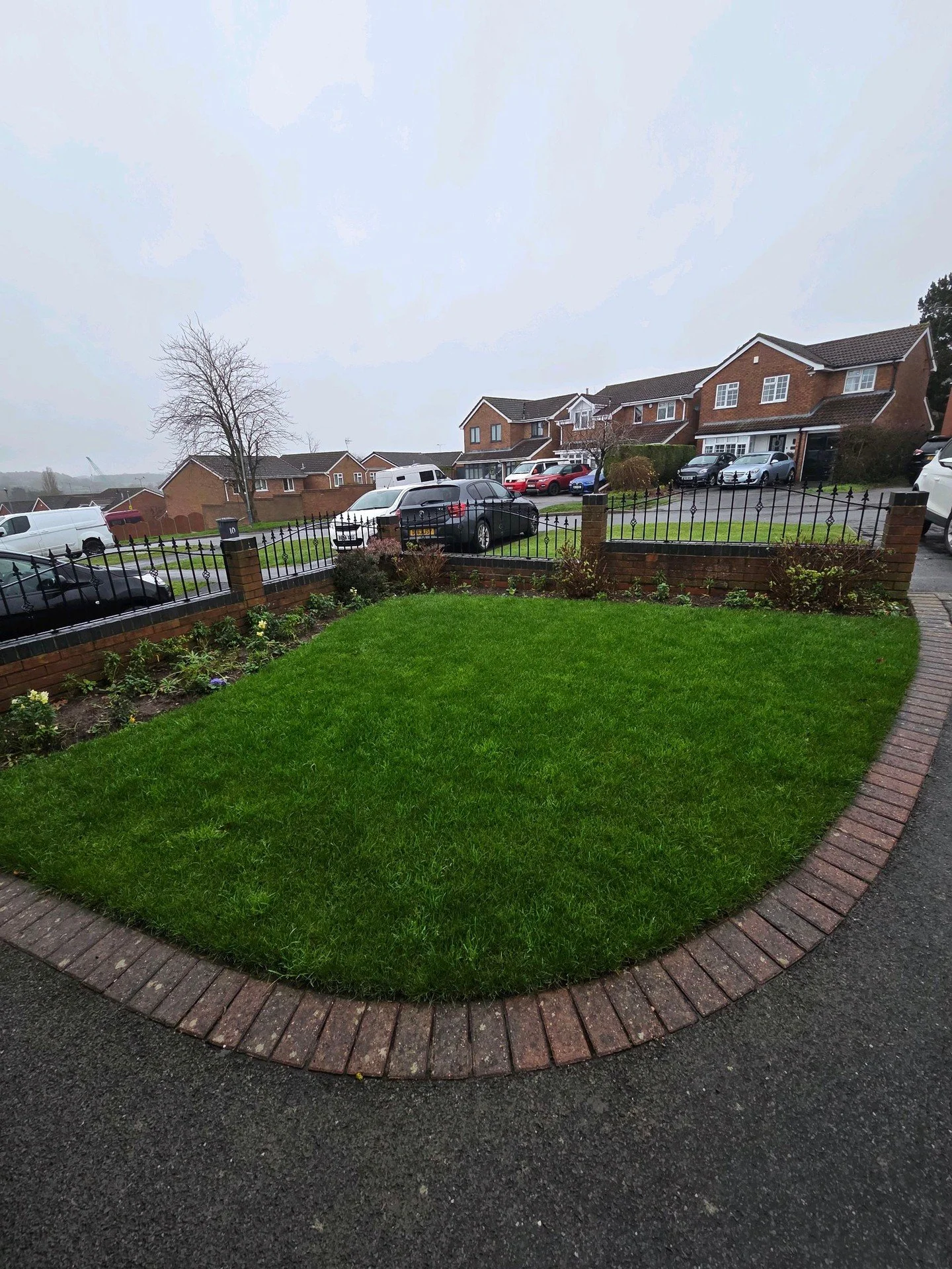 A small front lawn renovation we completed for a customer in Nuneaton last autumn. Old turf removed, new topsoil worked in and fresh turf layed.

#boxwoodltd #landscaping #lawncare #Coventry #Nuneaton #Hinckley
