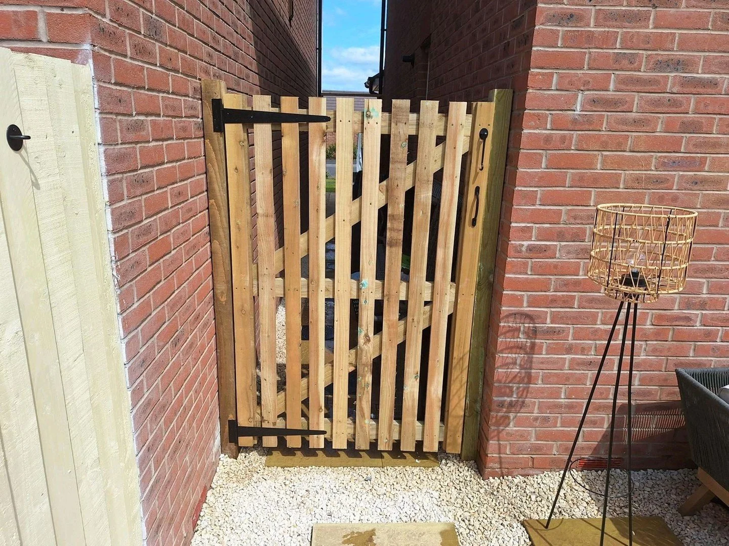 A 6ft picket gate we installed last summer for one of our regular garden maintenance clients in Nuneaton.

A great additional level of security and hides the bins that are stored down the side of the house. 

#boxwoodltd #landscaping #timbergates
#pi