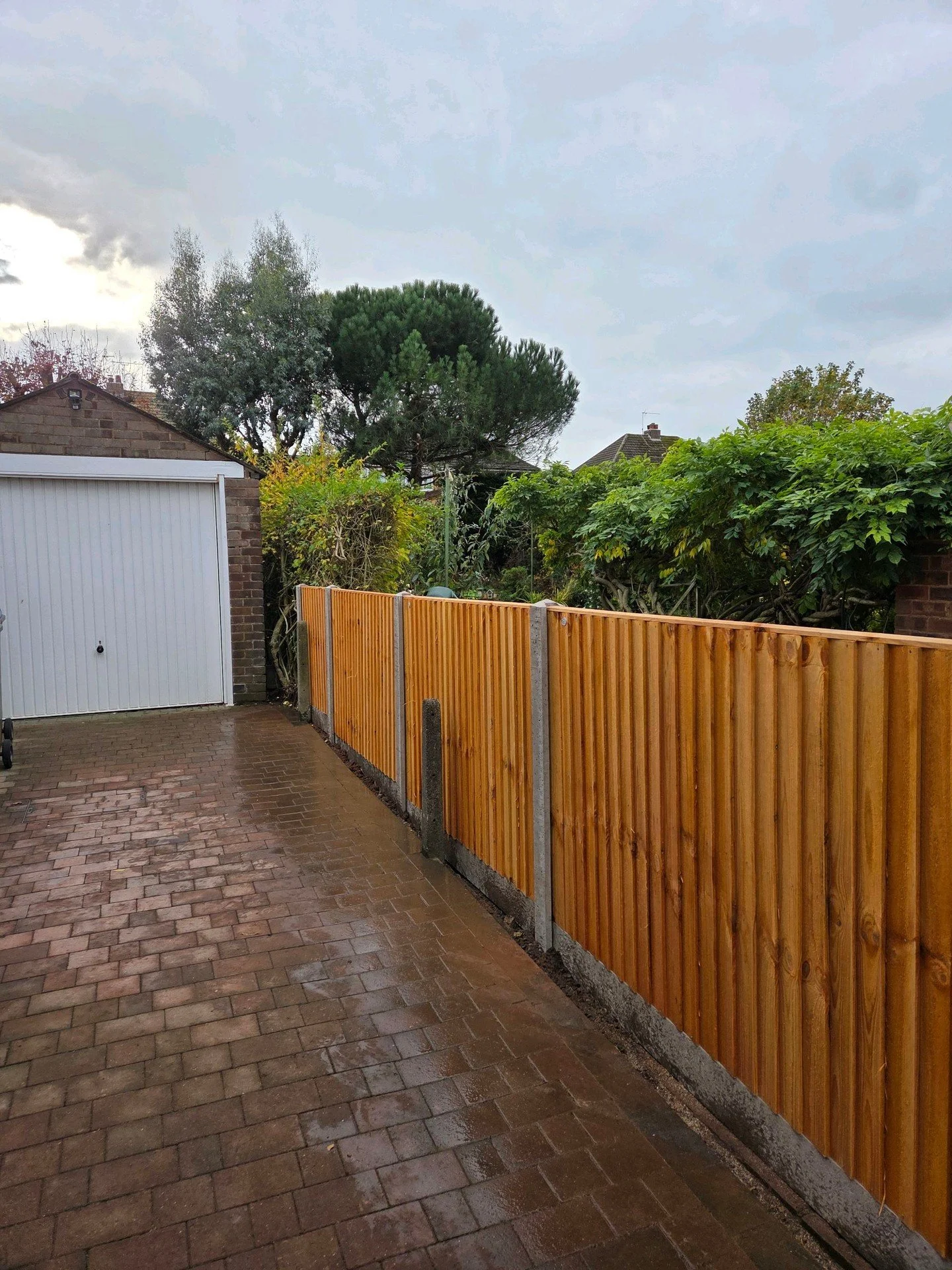 The landscaping team installed four bays of fencing for a customer in Allesley, Coventry. Using concrete slotted posts, gravel boards and premium timber panels. 

Get intouch today if you have any fencing enquiries, we still have availability towards