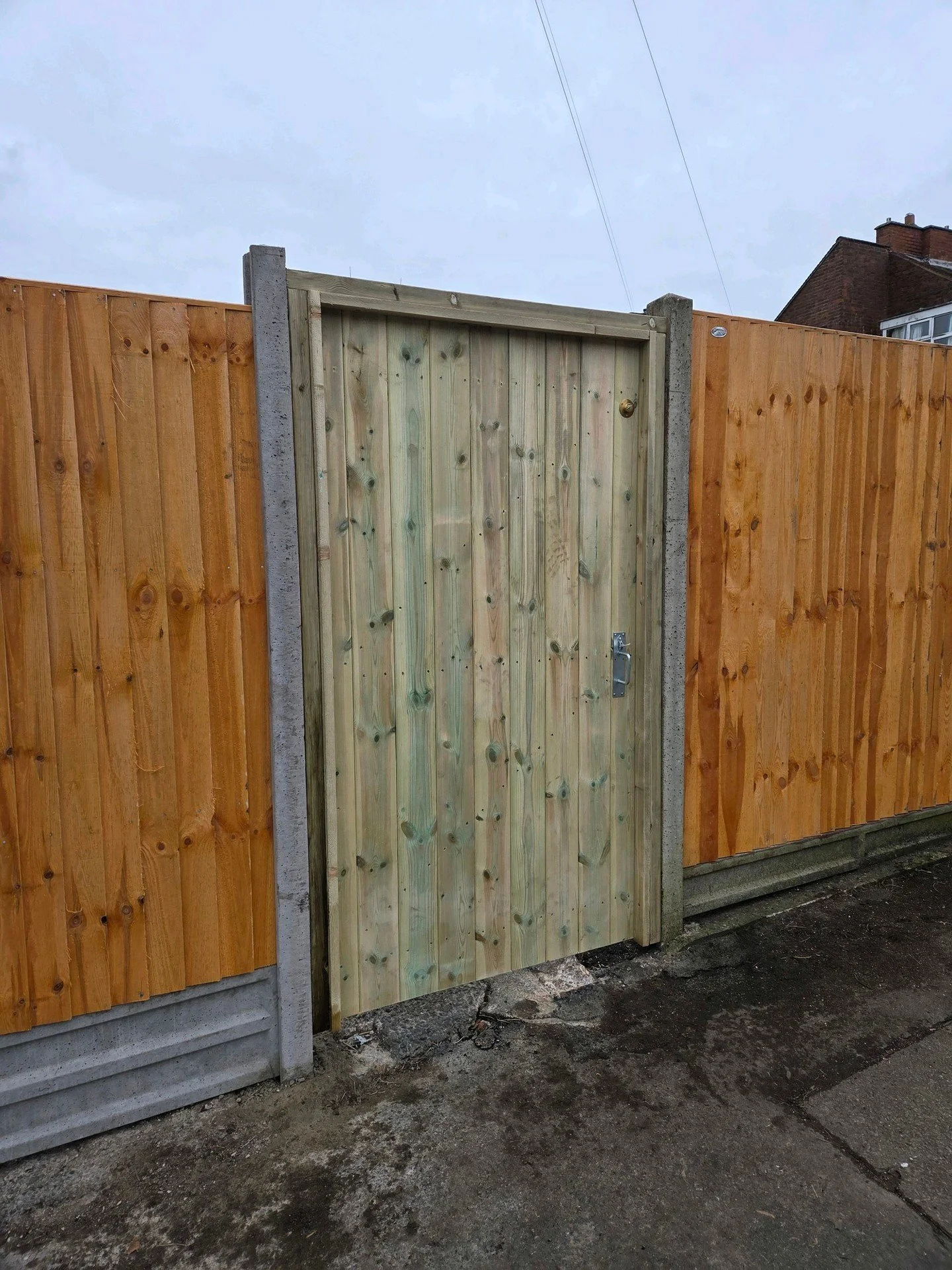 We fitted 11x premium feather-edge panels, replaced a broken concrete post and installed a new access gate to the bottom of the garden for a client in Hinckley earlier this week. 

Back next month to build a contemporary 4m x 2.5m insulated garden ro