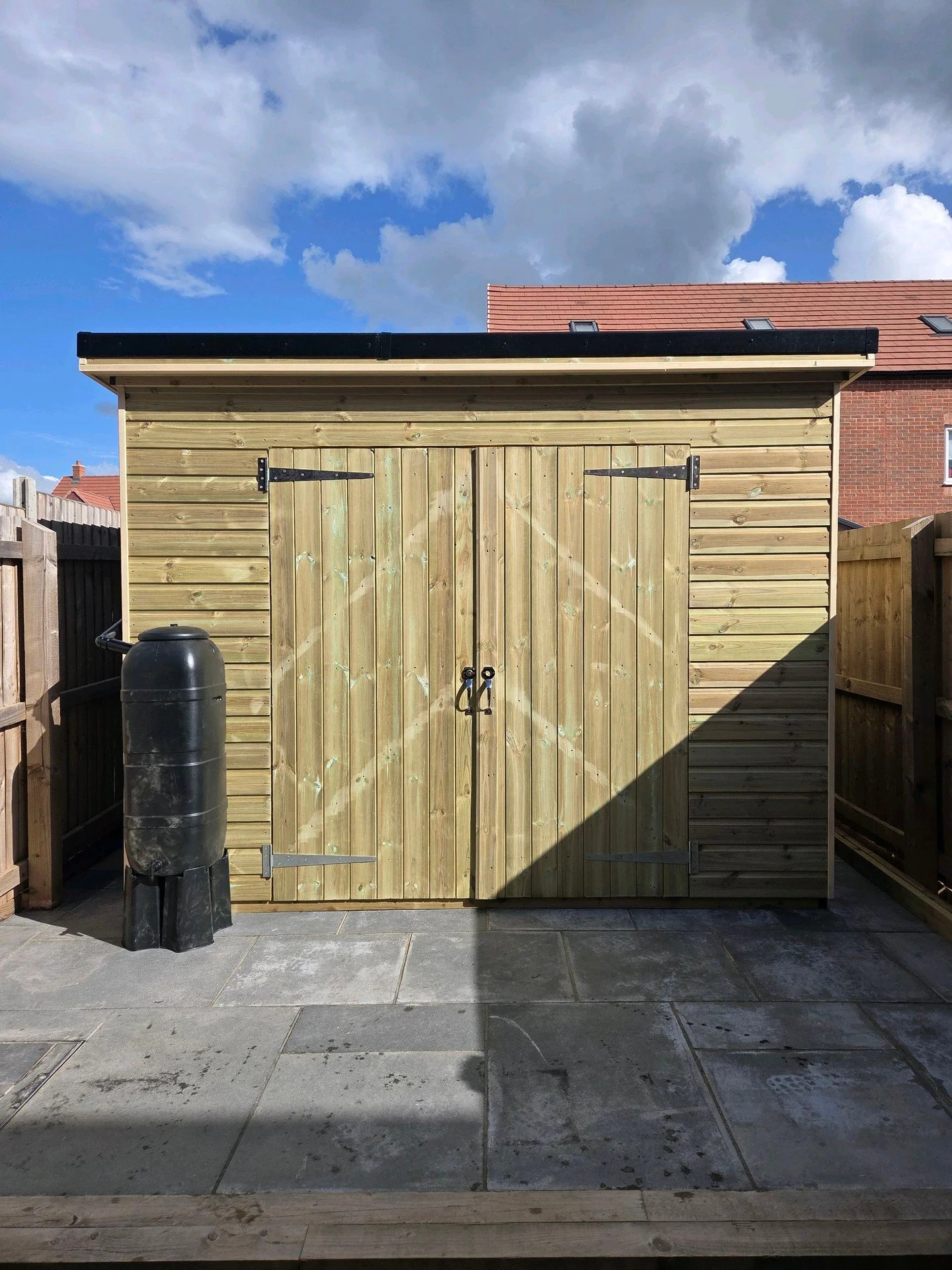 We installed this 2.4m x 3.0m premium timber shed last week, for a customer on a new build propery in Nuneaton. 

Built using all structural grade, treated timber and fitted with plastic guttering and a rubber roof. 

#boxwoodlandscapes #gardenmainte