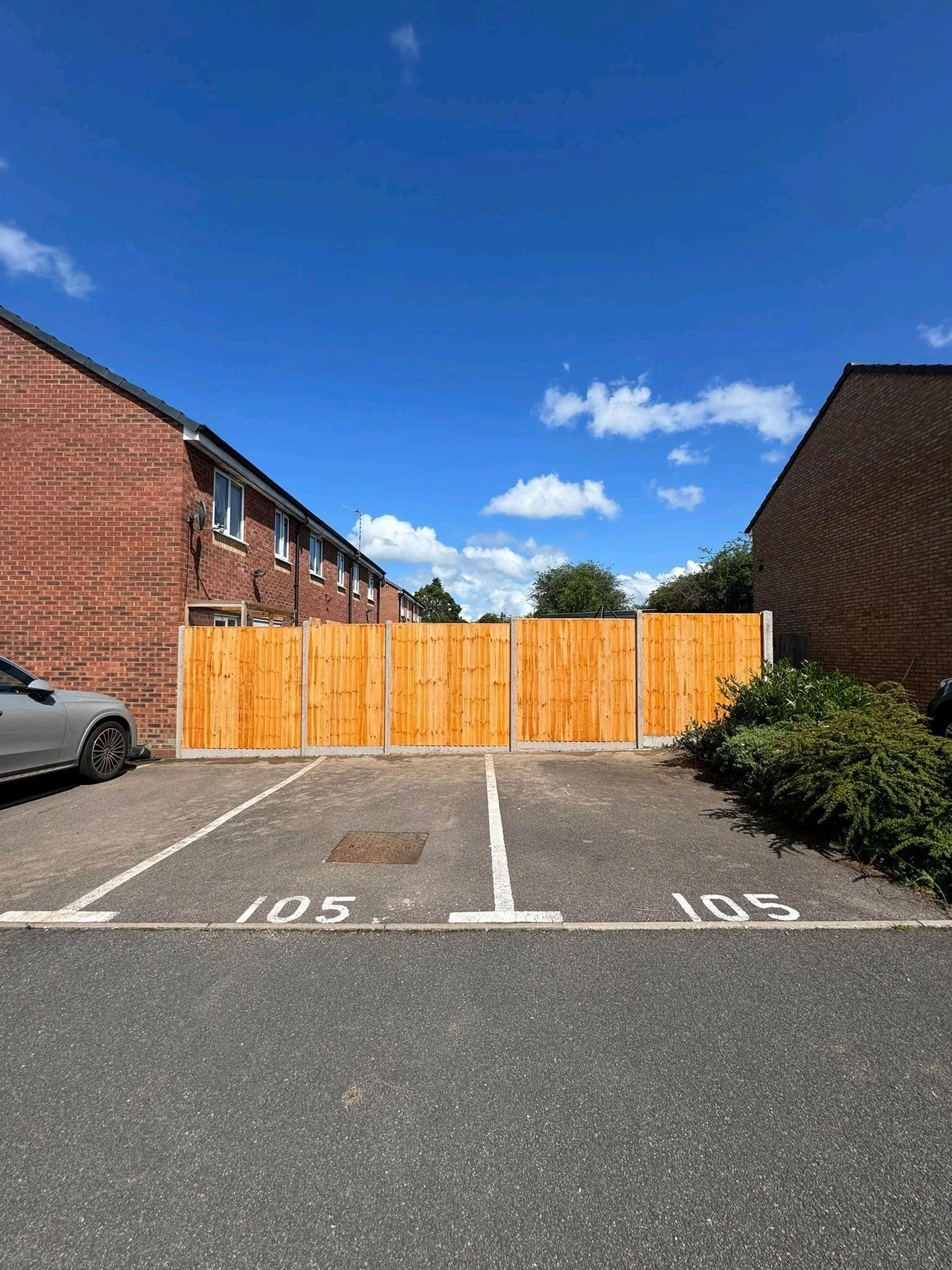 A bespoke timber gate with seven bays of concrete slotted post with gravel board and premium timber panels installed on a project in Nuneaton last week. 

Back to this one soon to install an artificial lawn and a composite timber deck. 

#landscaping