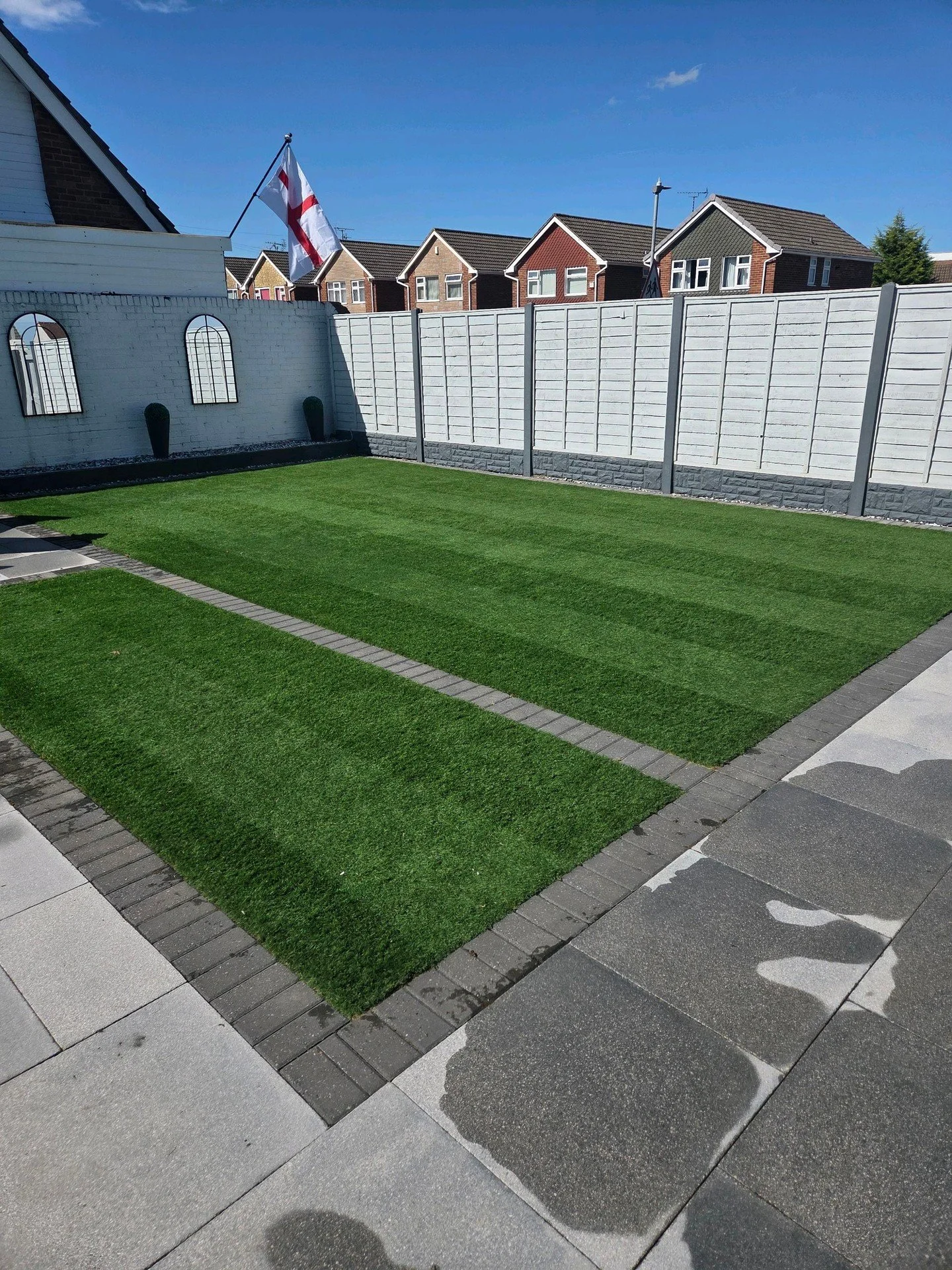 A patio clean and tidy up on a property in Nuneaton that we manage on a monthly basis. Looking great in the sun too! 

#landscaping #boxwoodlandscapes #boxwoodltd #gardenmaintenance #jetwash