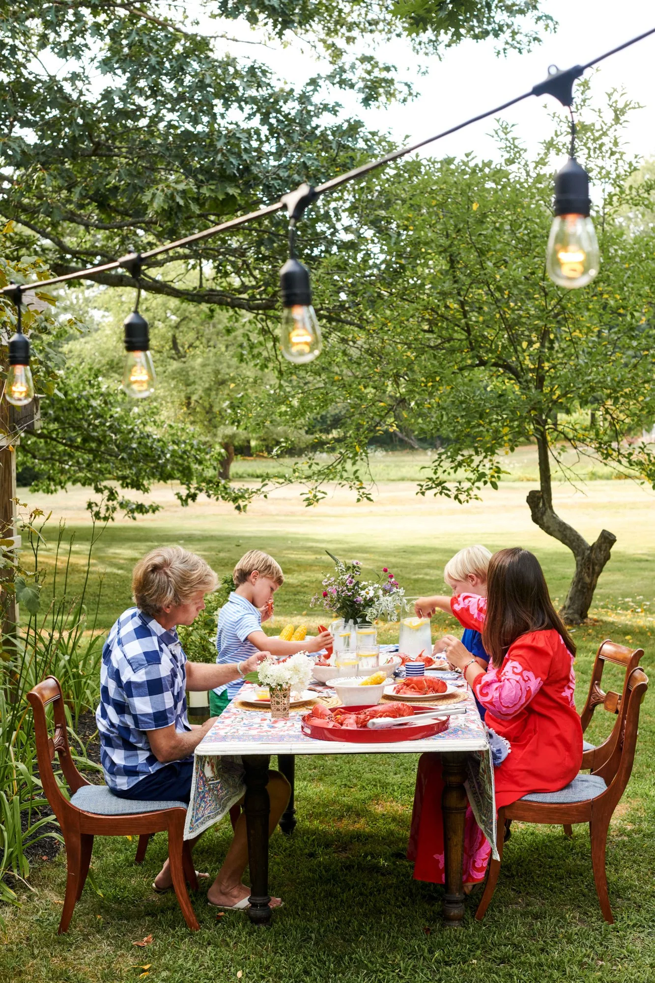 family-dining-outside-kennebunk.jpg