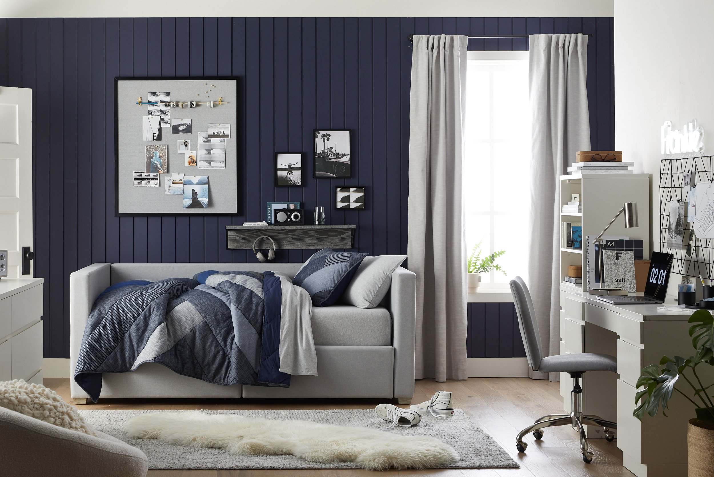 F23sp18_PT_JamieUpholsteredStorageDaybed_V3_12058x_COMP.jpg