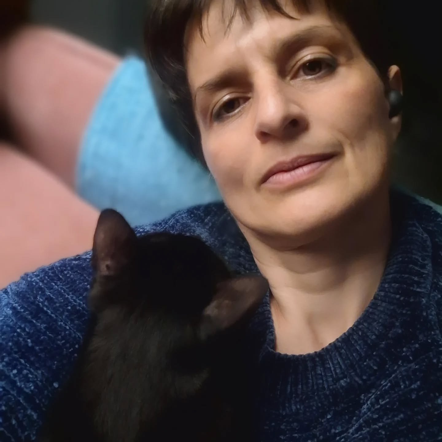 Descansando con Urd y Wyrd 🐈
tras realizar un trabajo creativo profundo con Maria la Magdalena. 🌹
Me siento plena y feliz. 🥰
Preparada para disfrutar una Semana Santa entre amigas. 🧙&zwj;♀️

#afortunada_peregrina #relax #slowlife #creatividad #hn