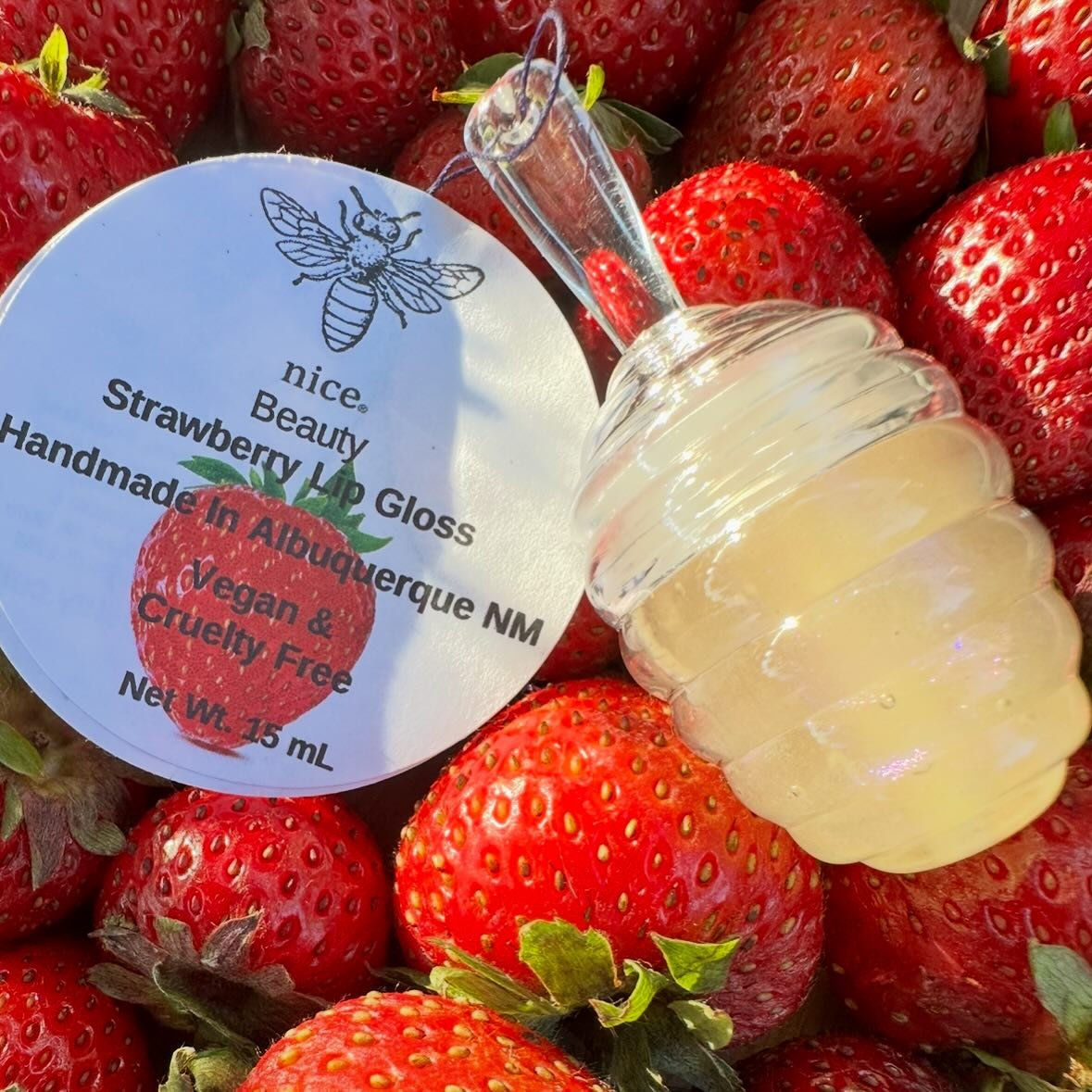 🍓🐝💋 Strawberry Lip Gloss Restock is HERE &amp; Easter Ready 🐣 🍓🐝💋 Made with Vitamin E &amp; Coconut  Oil 🥥 This hydrating formula provides maximum shine that's never sticky 🍓💋🐝 These are a BEST SELLER because of the super cute honey pot pa