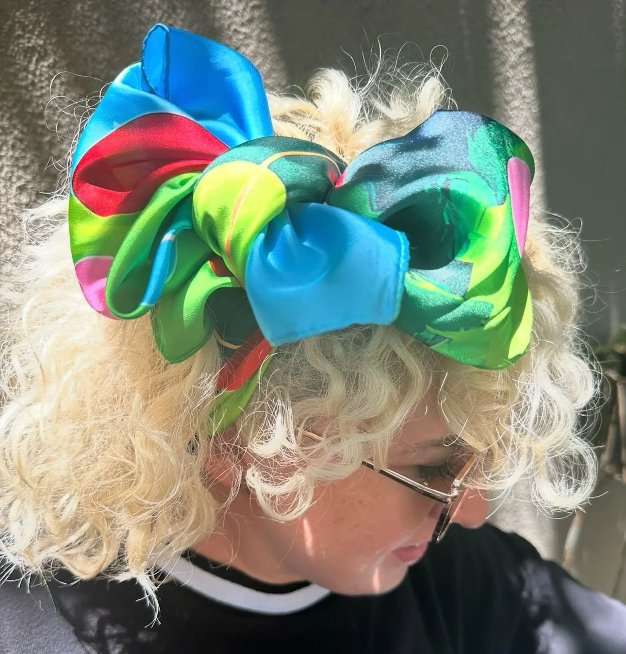 💚🐝🧡 Limited Edition Jean Milu Truesdale Original Art Scarf 🩵🐝❤️36 &ldquo; x 36 &ldquo; Silk Polyester 💚🐝🧡 Beautifully packaged in a bright orange gift / storage box 🎁 💙💜 Get yours via DM or at www.beenicebeauty.com 💚🐝🧡 Gift season is he