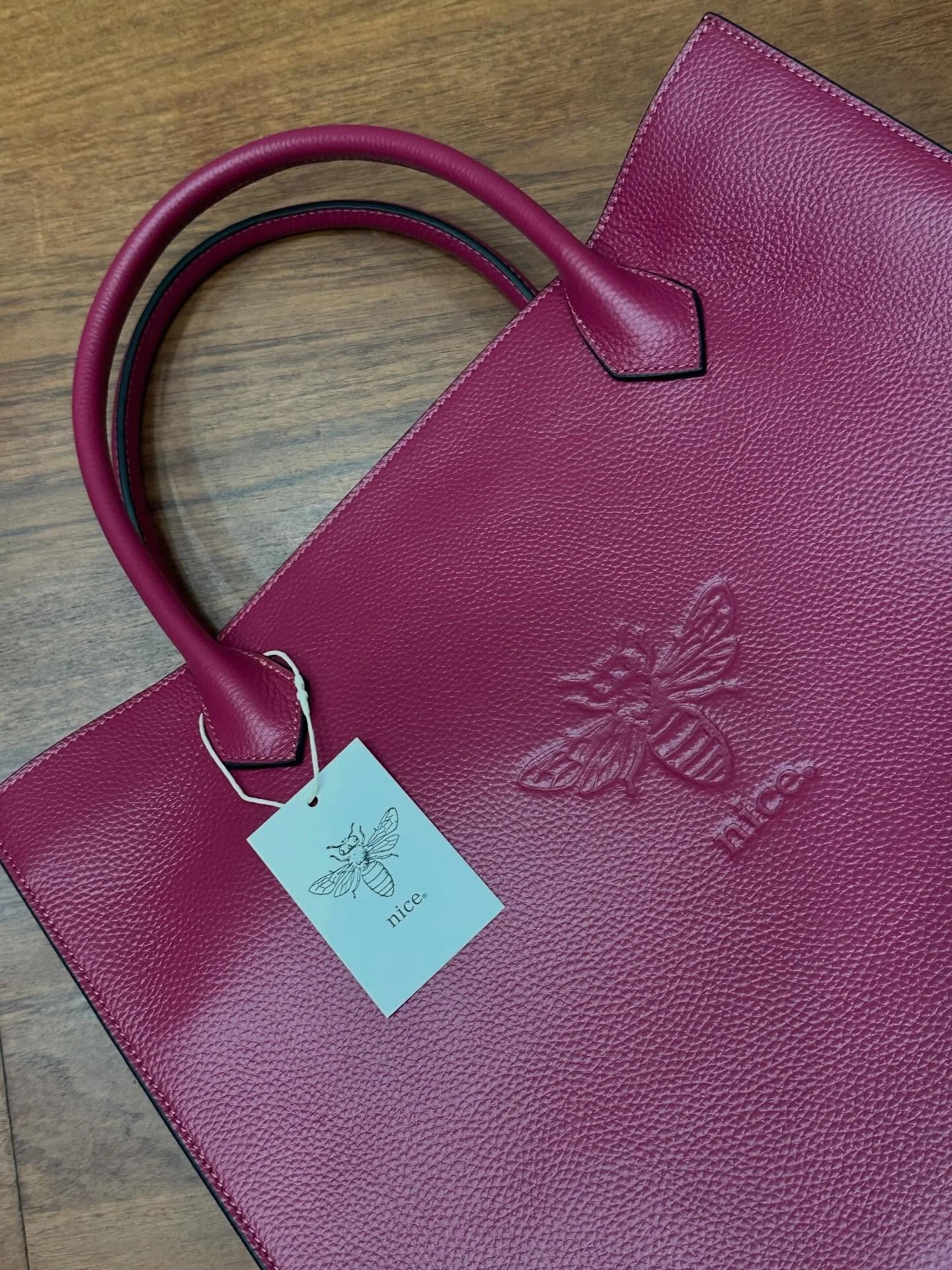 🩷🐝🩷 Bee Nice Leather Tote 🩷🐝🩷 Made with Genuine Leather this tote bag is perfect for travel, work, grocery store, and life&rsquo;s everyday needs 🩷🐝🩷 The interior lining is made from a micro suede complete with four pockets, one which has a 