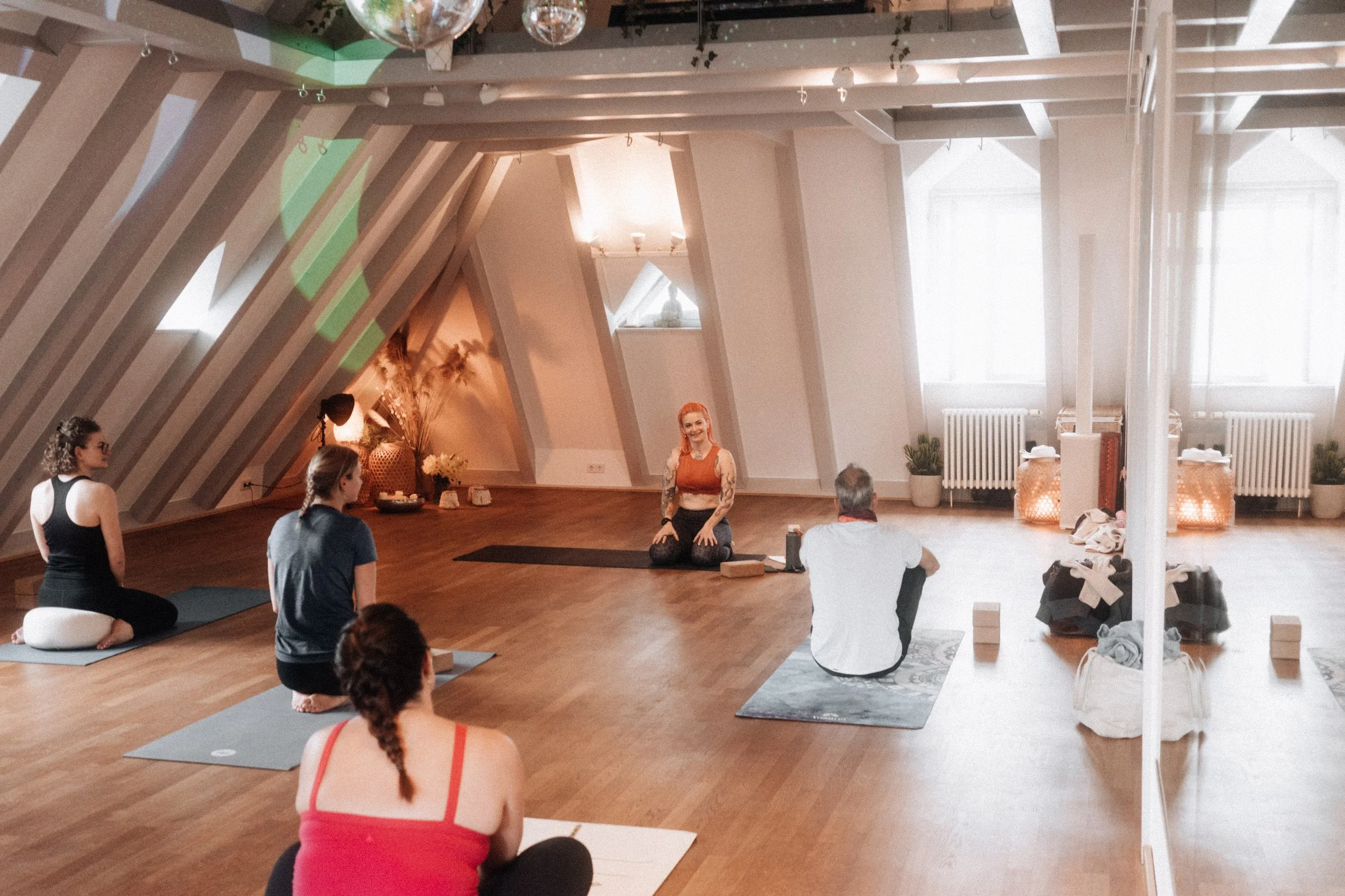 Susanne Fabian unterrichtet in einem Yogastudio einen Workshop zum Thema Mobility.