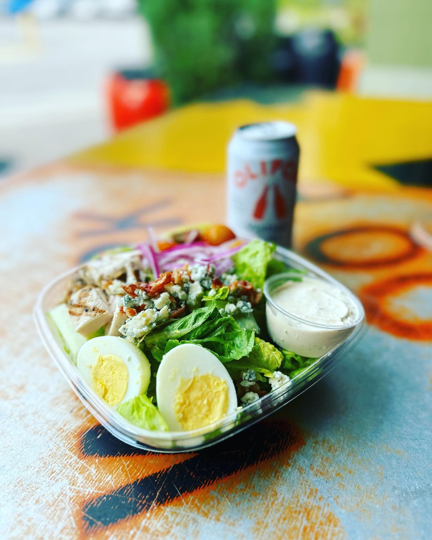 It&rsquo;s lunch time! The Cobb salad is delicious! Made fresh with organic greens and chicken! 🥗🍅🥬 
.
Grab it to go or sit at the patio 🌞
.
.
.
#patioeats #cobbsalad #ellwoodthompsons #lunchtime #olipop #eatclean #organiceats #rvahealthfood #sum