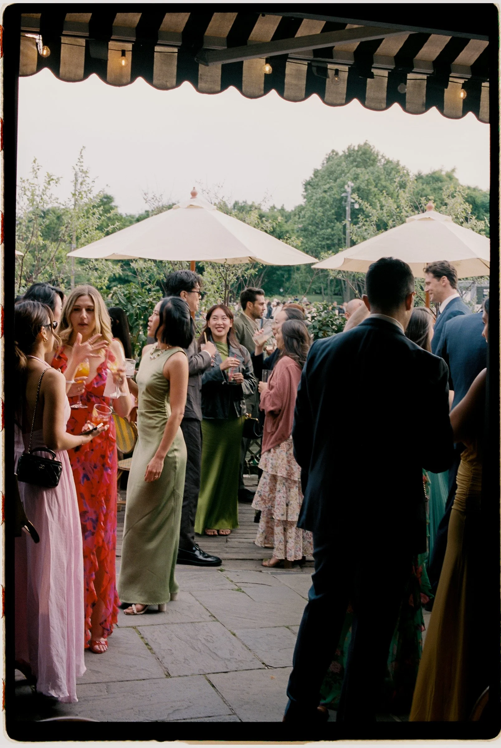 New-york-city-wedding-photographer-river-cafe-documentary-wedding-photographer-cocktail-hour-5.jpg