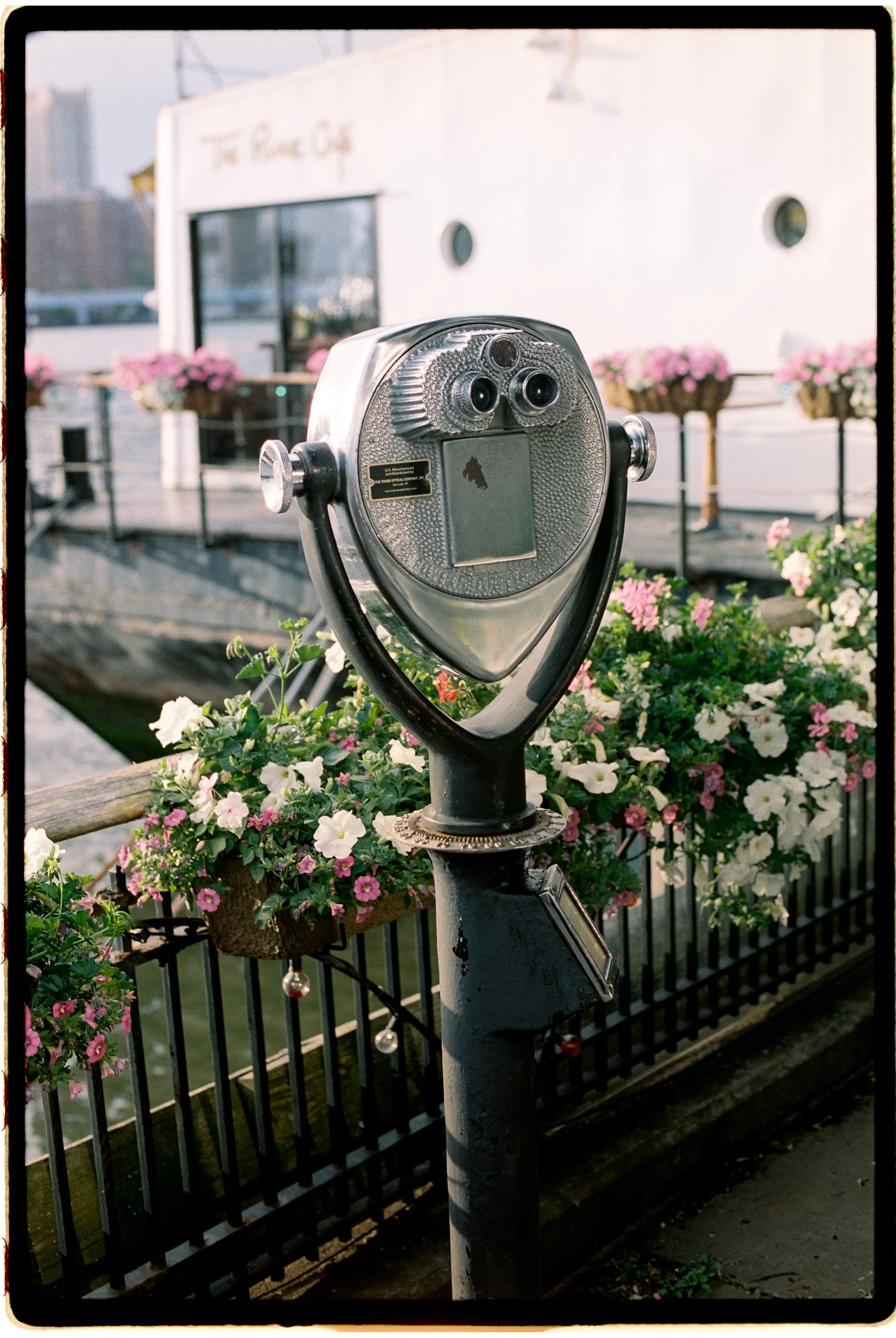 New-york-city-wedding-photographer-river-cafe-documentary-wedding-photographer-cocktail-hour-8.jpg