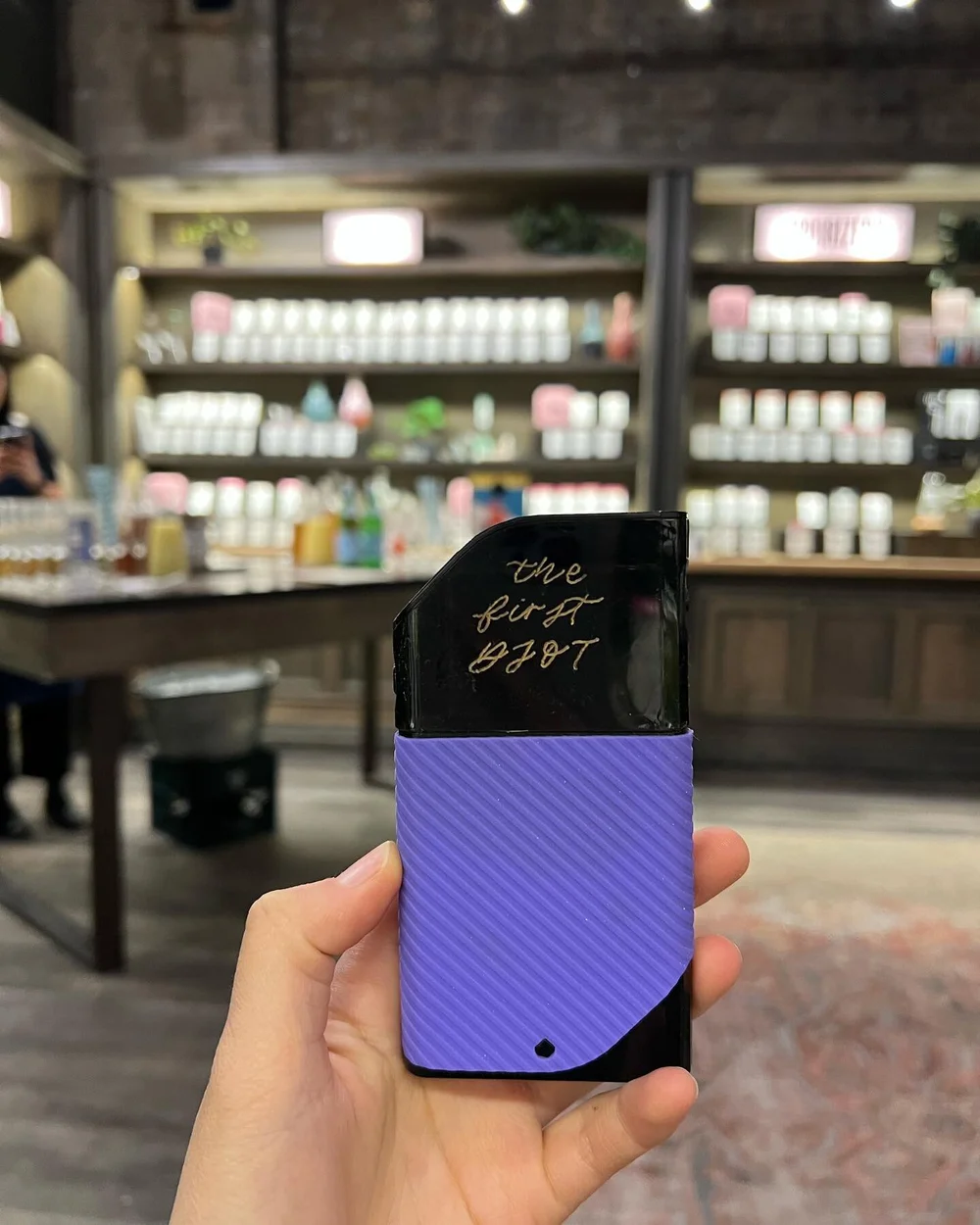 a bit overdue but I had a great time engraving these first of its kind @djotofficial cannabis dispensers. such a unique device and everyone got to go home with a personalized one! 

thank you @duetpr for having me!