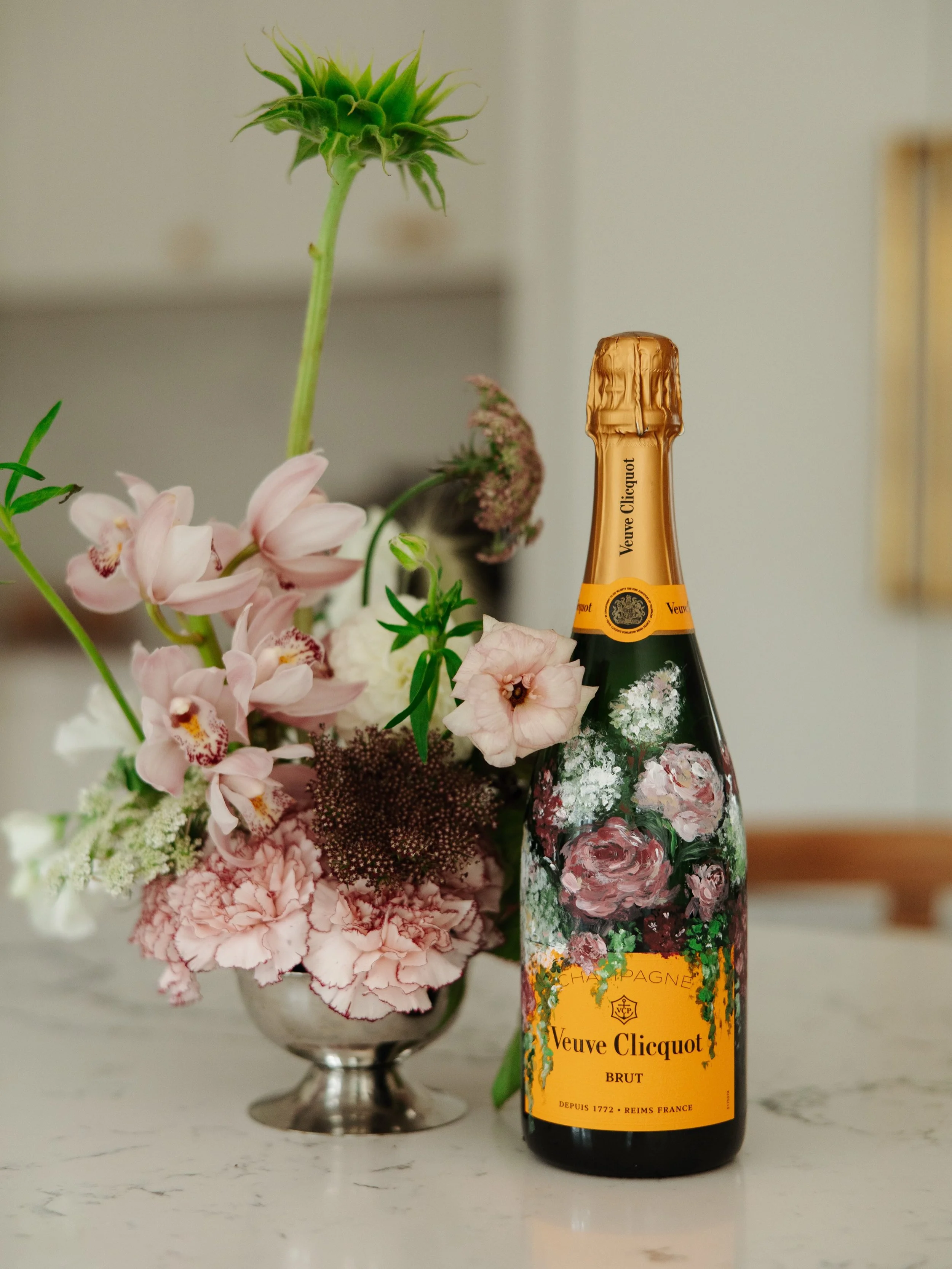 Some professional shots of one of my favourite painted bottles to date 

📸: @yevgeniiaphotography @kaliyevgeniia 

#torontocalligrapher #bottlepainting #giftingseason