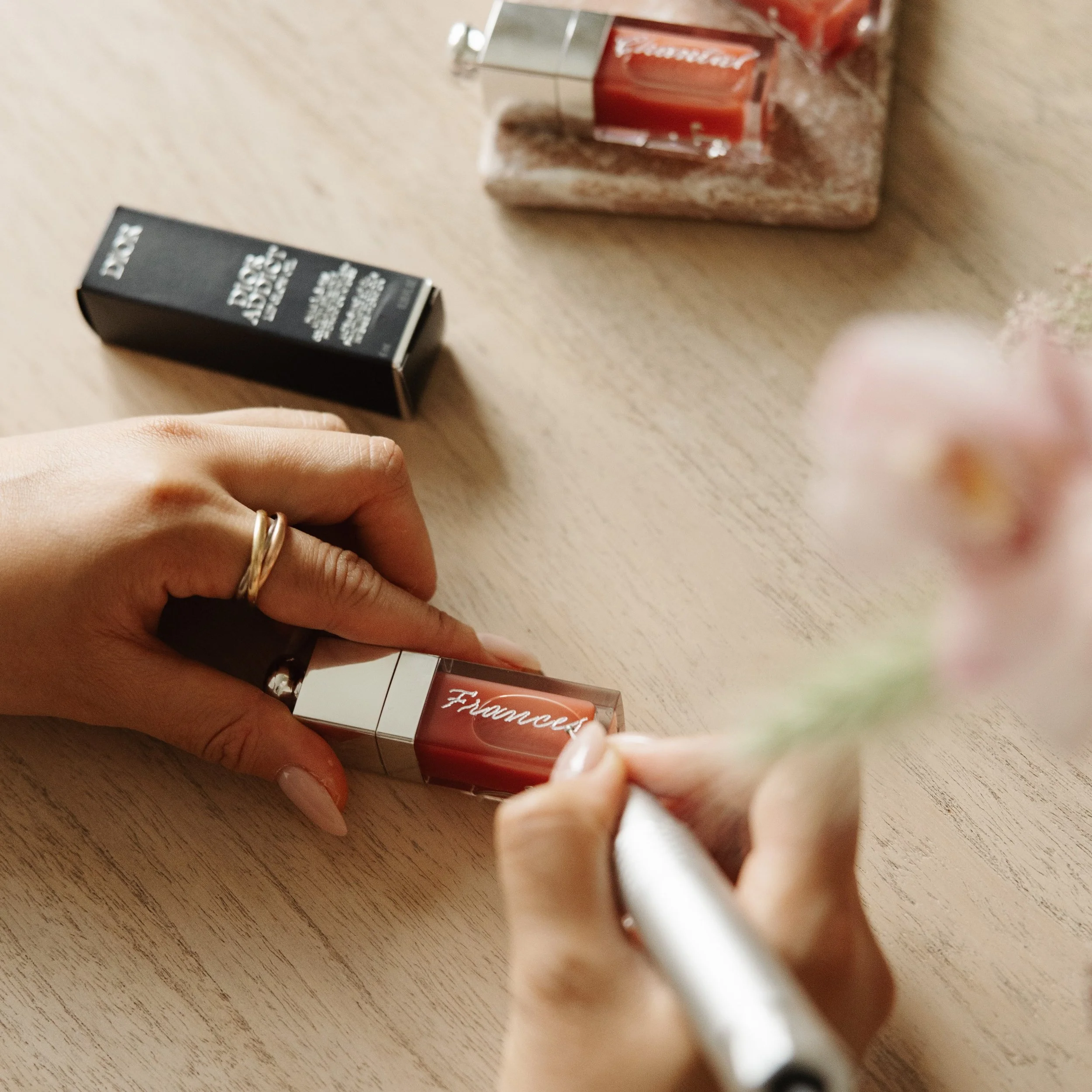 Raise your hand if you&rsquo;d want a personalized dior lip oil - helloo ✨🙋🏻&zwj;♀️. A fan favourite for luxury beauty lovers (i know because, well, me). 

Hand engraved with your name so we know it&rsquo;s yours - these honestly are the perfect gi