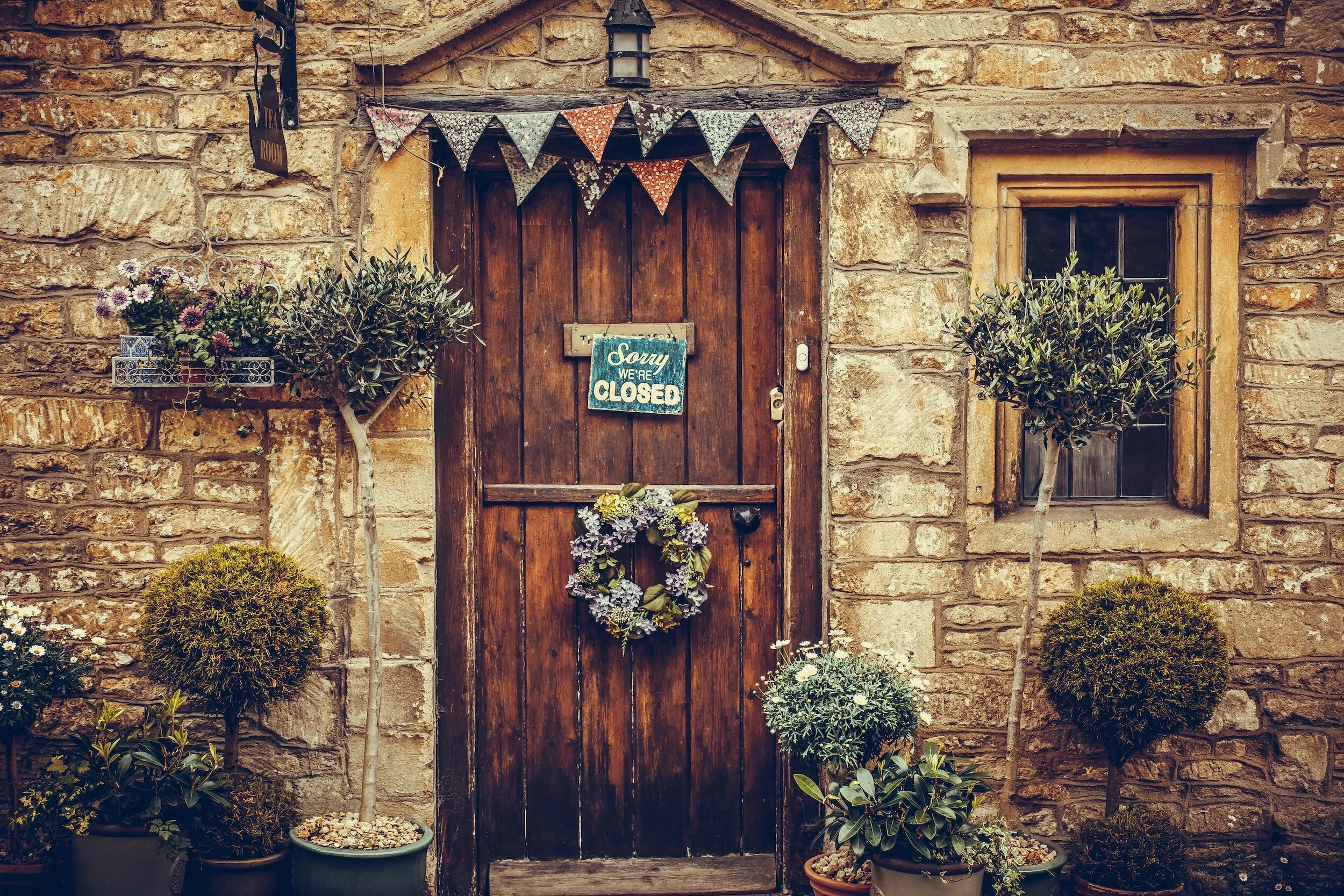 5 things I wish I knew before visiting ireland.  closed door on restaurant.  travel guide to visiting ireland.